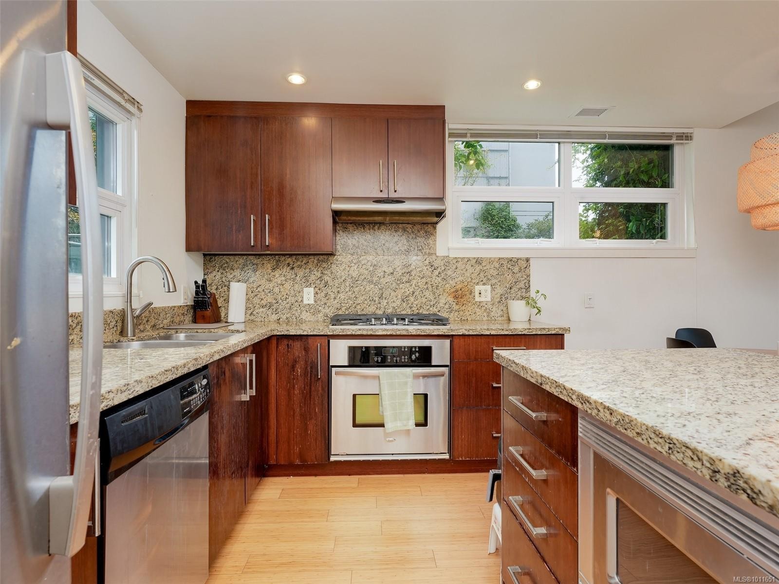 









379


TYEE

Rd, 101,
Victoria,




BC
V9A 0B4

