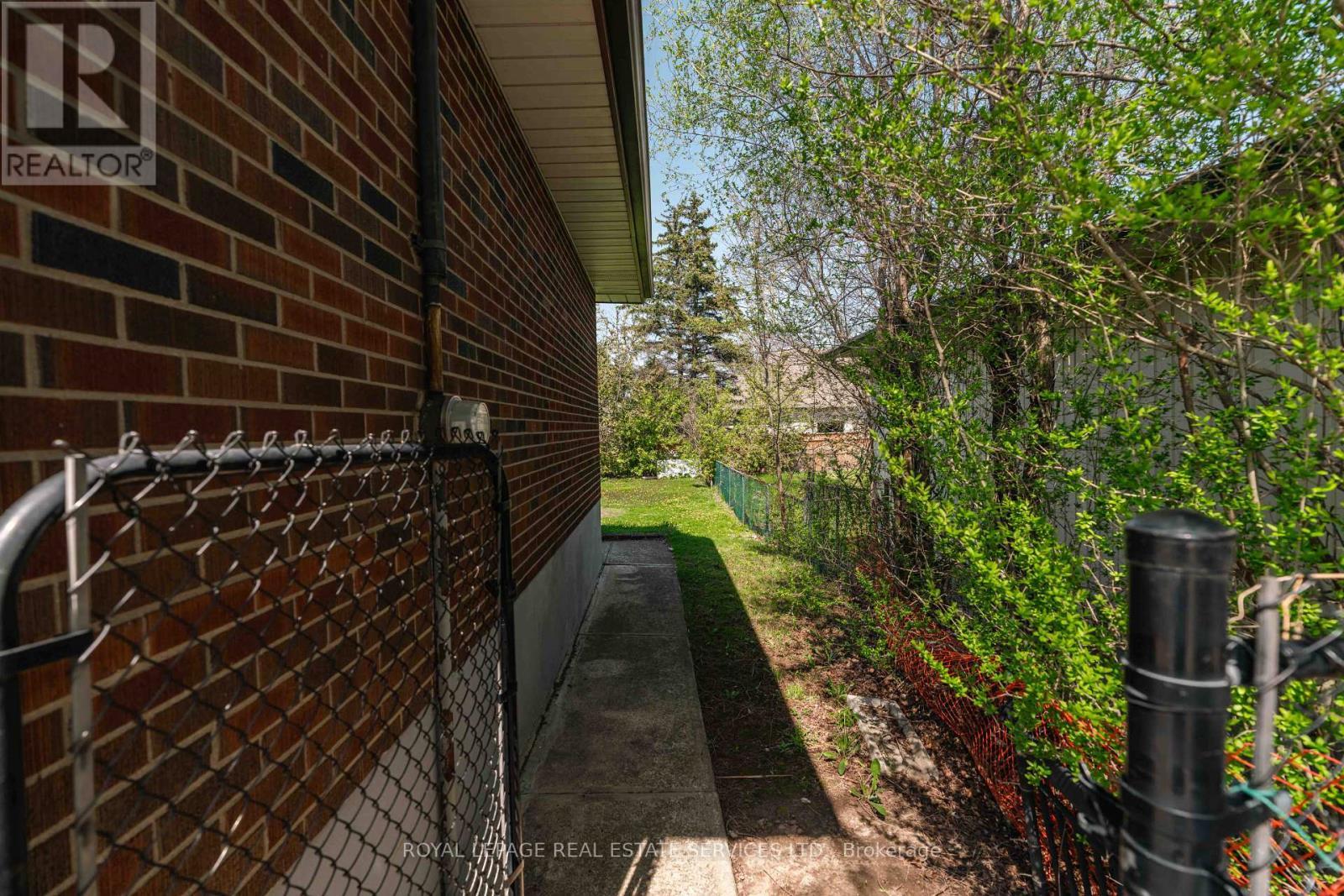 












365 SANDHURST DRIVE

,
Oakville,




Ontario
L6L4L1

