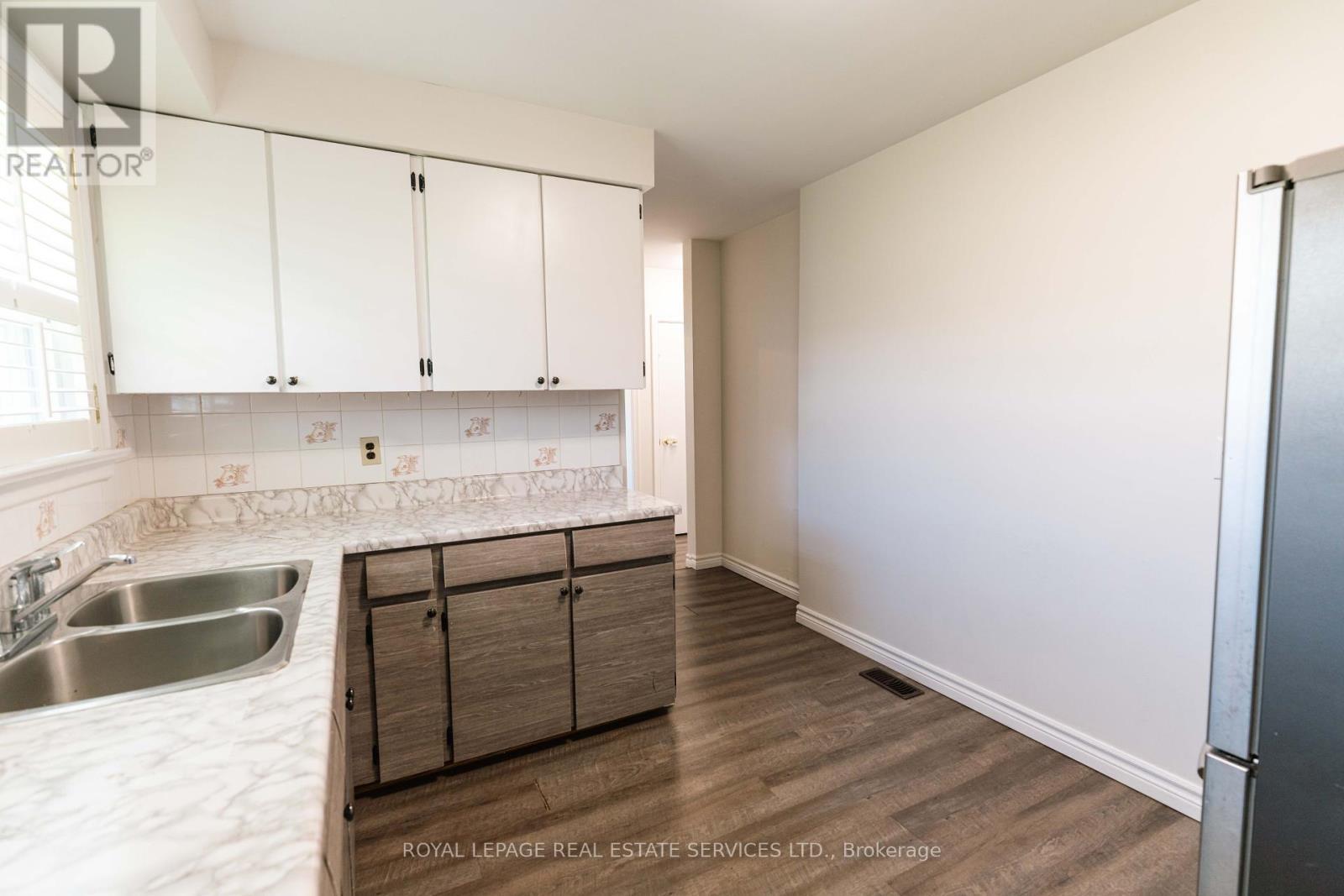 












365 SANDHURST DRIVE

,
Oakville,




Ontario
L6L4L1

