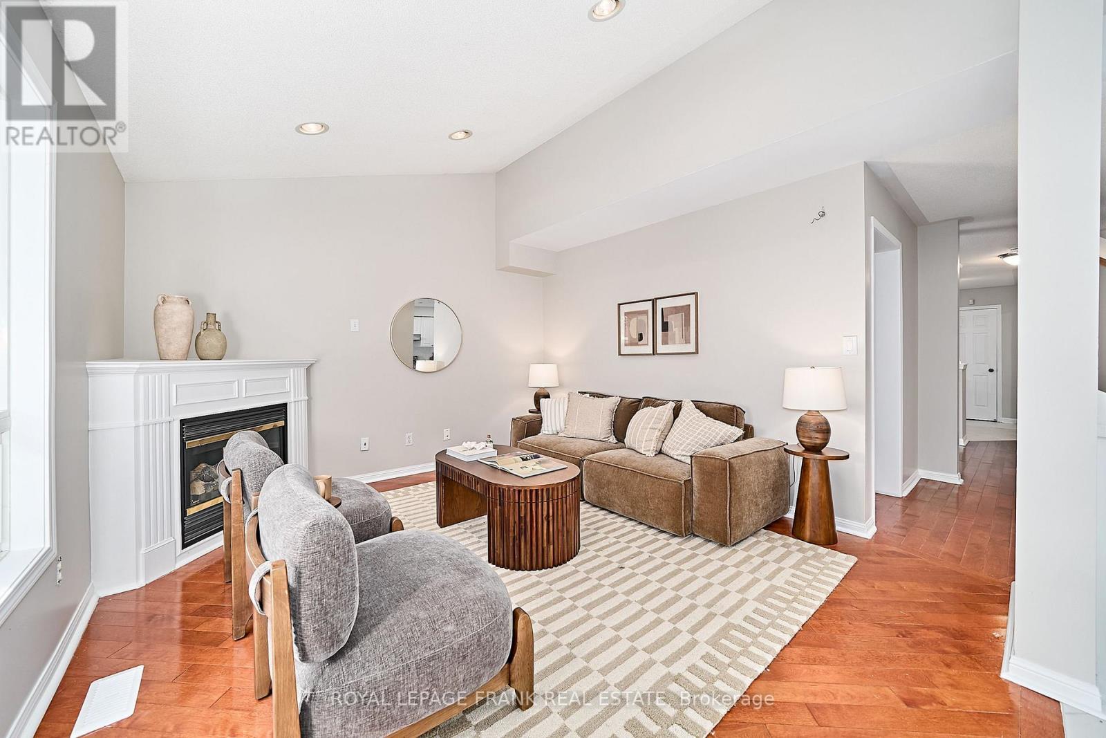 












113 BACH AVENUE

,
Whitby (Rolling Acres),




Ontario
L1R2P8

