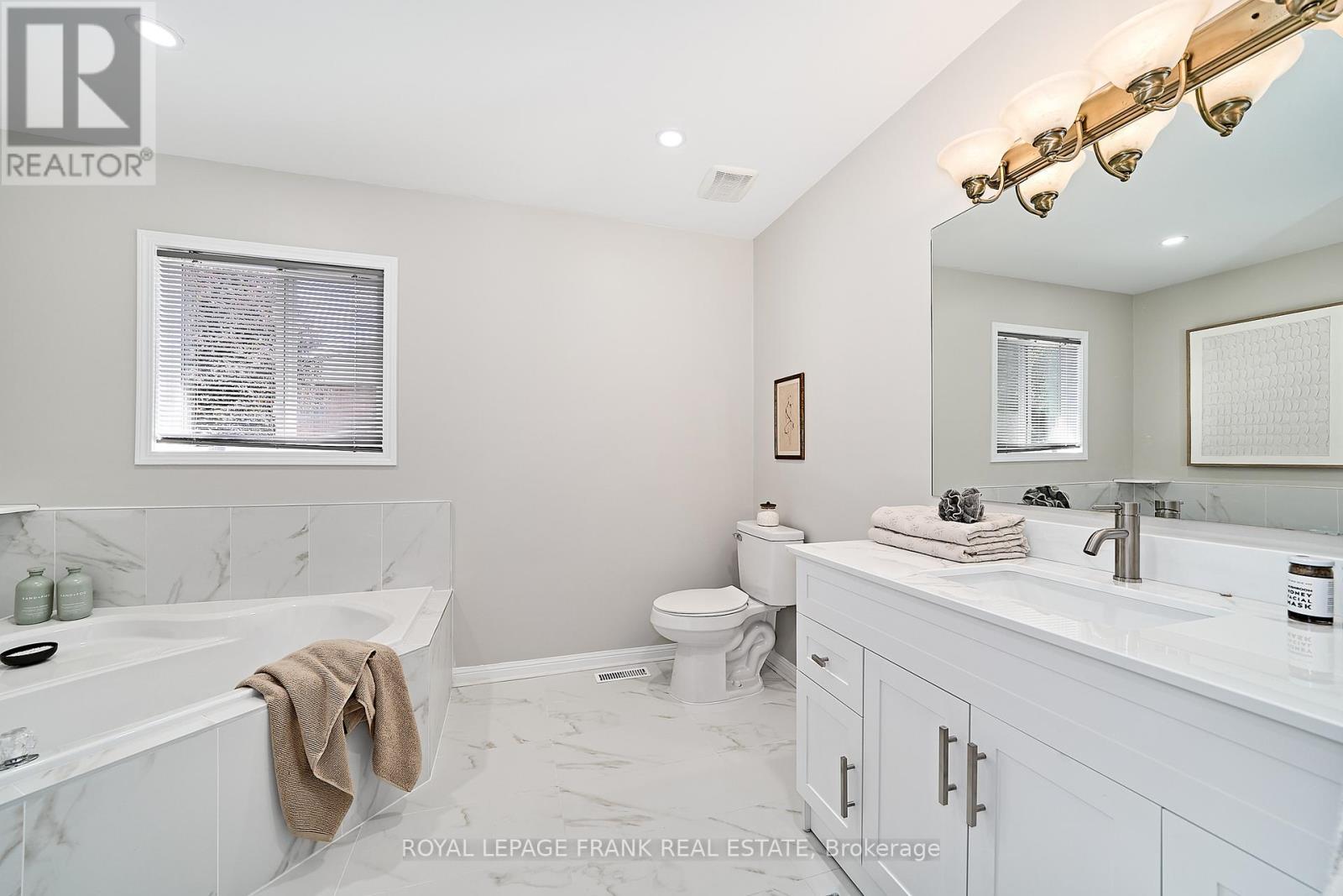 












113 BACH AVENUE

,
Whitby (Rolling Acres),




Ontario
L1R2P8

