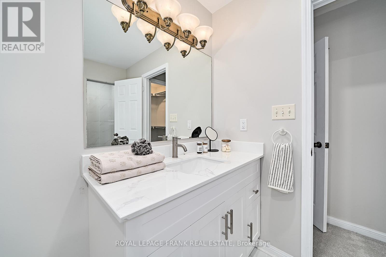 












113 BACH AVENUE

,
Whitby (Rolling Acres),




Ontario
L1R2P8

