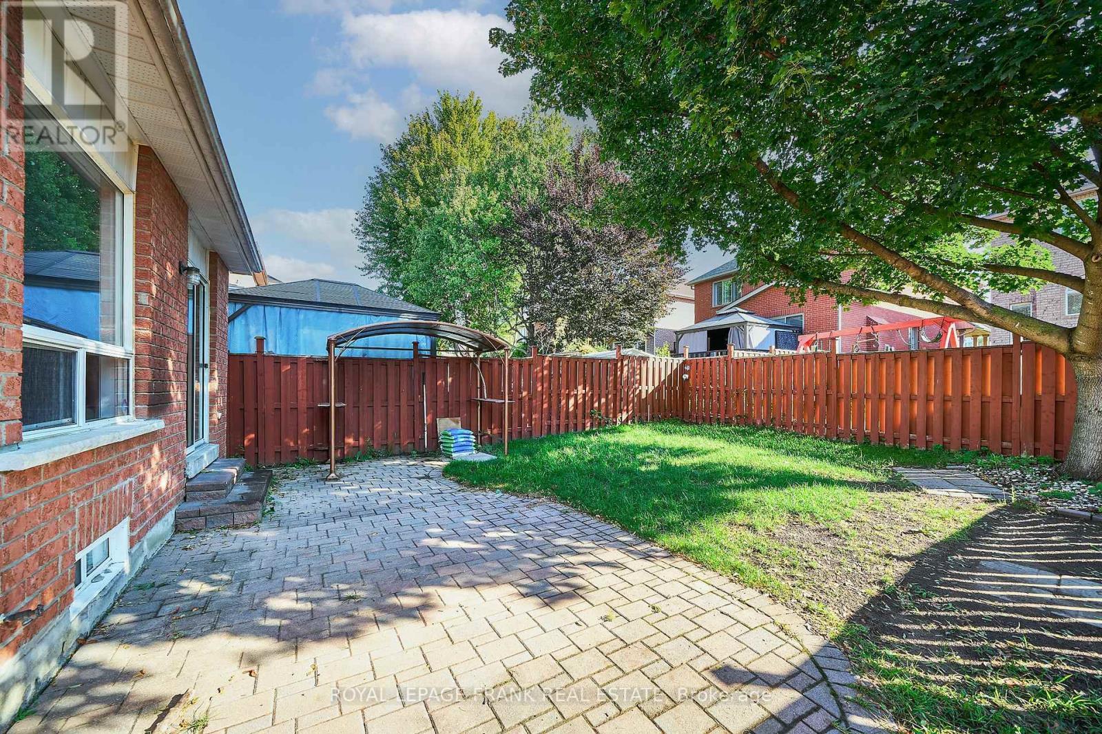 












113 BACH AVENUE

,
Whitby (Rolling Acres),




Ontario
L1R2P8

