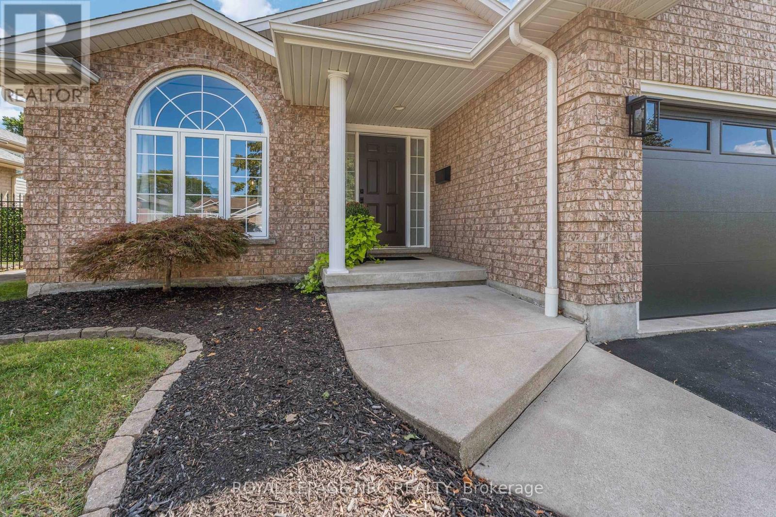 












3680 WEINBRENNER ROAD

,
Niagara Falls (Chippawa),




Ontario
L2G7Y4

