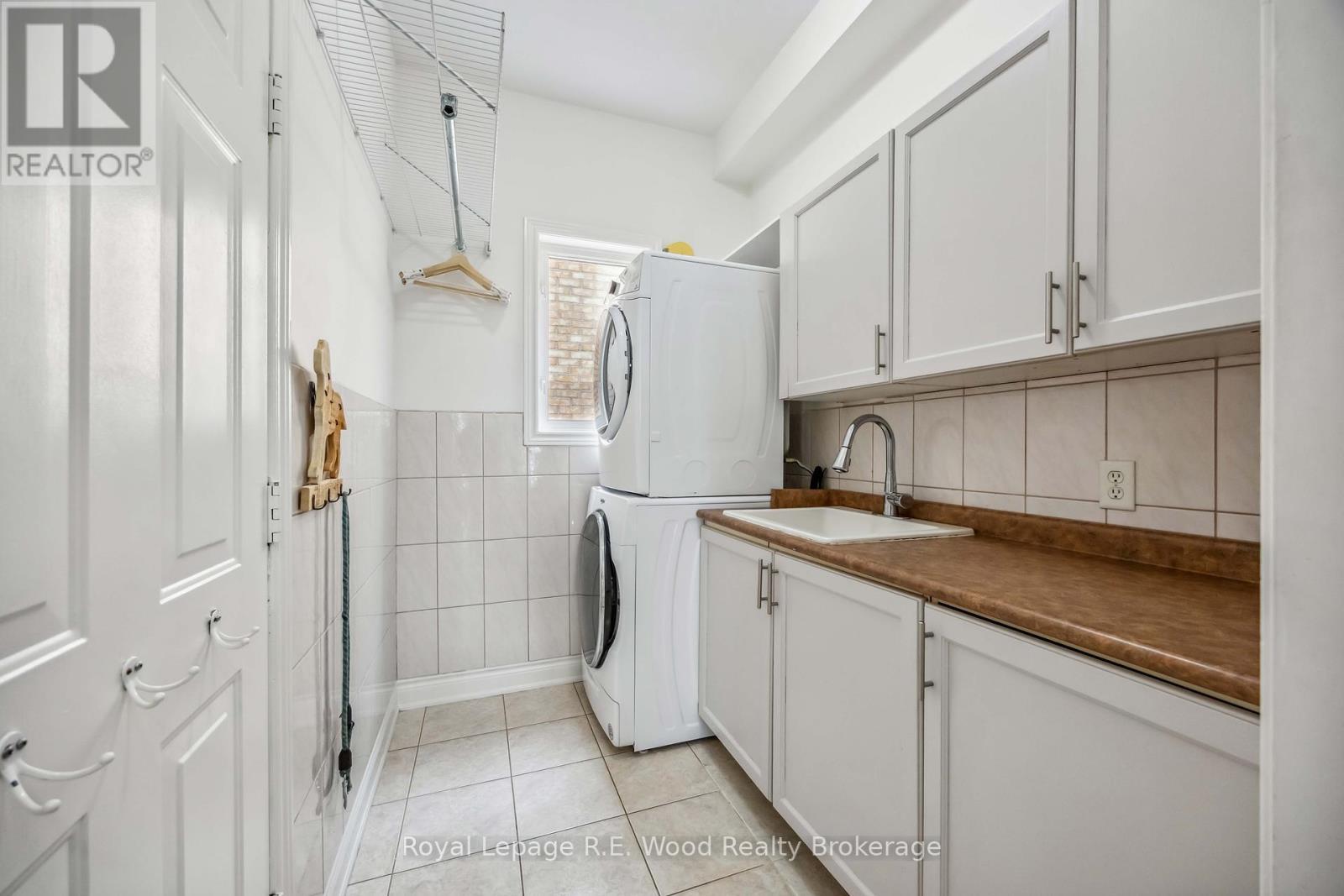 












3 LORWOOD COURT

,
Richmond Hill (Oak Ridges),




Ontario
L4E3W3

