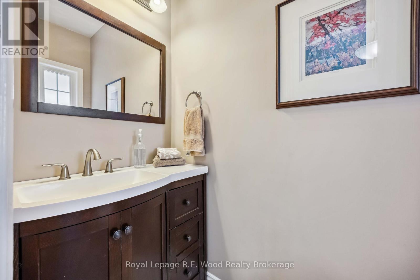 












3 LORWOOD COURT

,
Richmond Hill (Oak Ridges),




Ontario
L4E3W3


