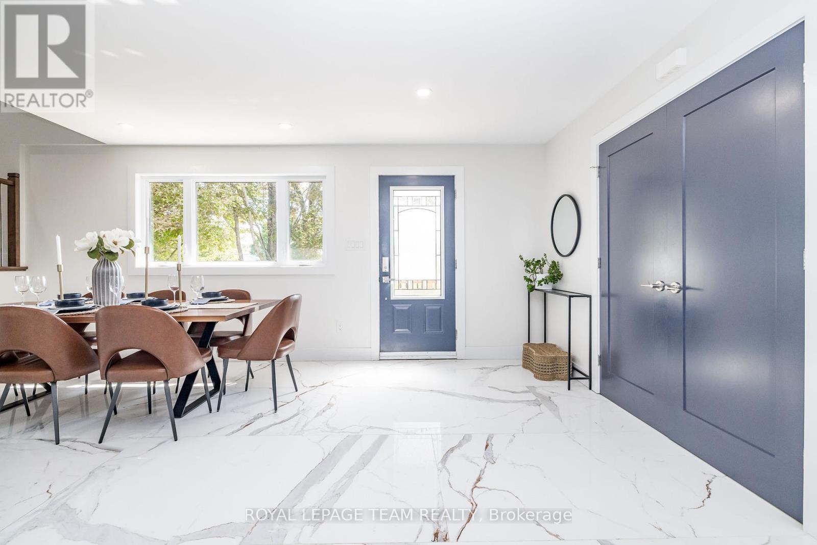 












206 RIVER VIEW LANE

,
North Grenville,




Ontario
K0G1J0

