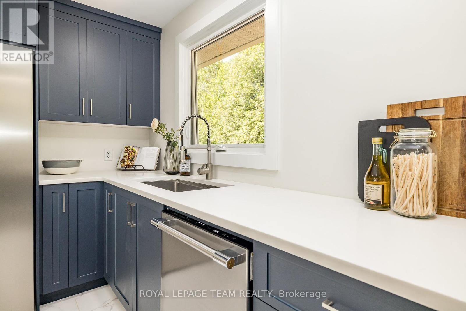 












206 RIVER VIEW LANE

,
North Grenville,




Ontario
K0G1J0

