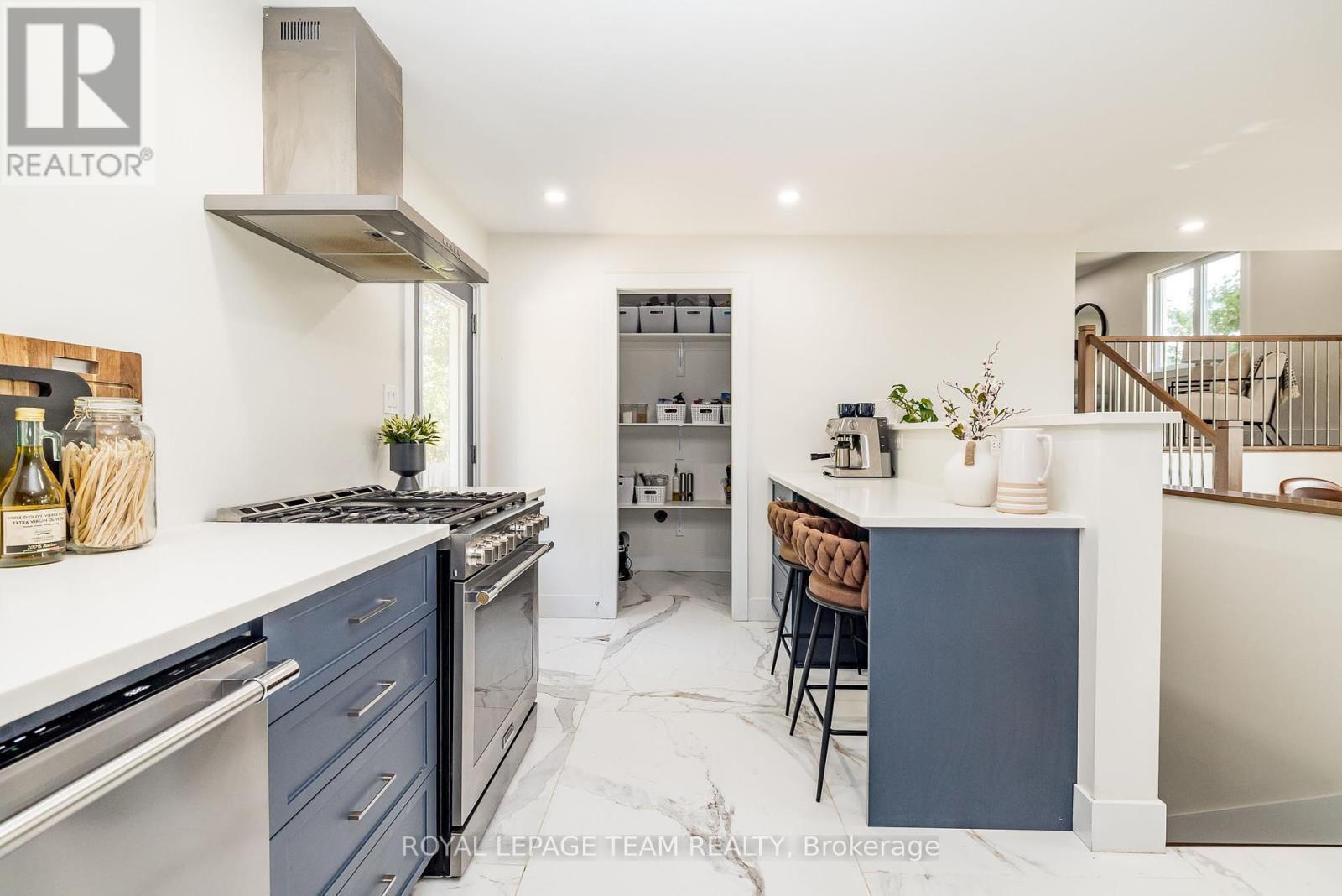 












206 RIVER VIEW LANE

,
North Grenville,




Ontario
K0G1J0

