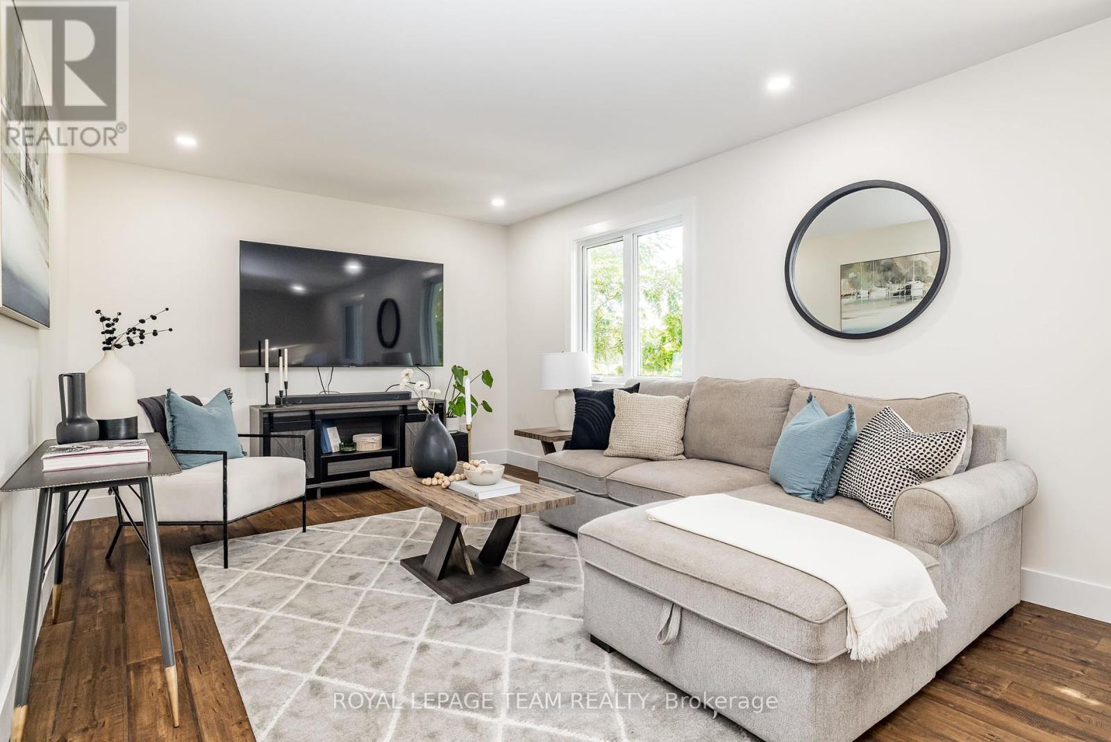 












206 RIVER VIEW LANE

,
North Grenville,




Ontario
K0G1J0

