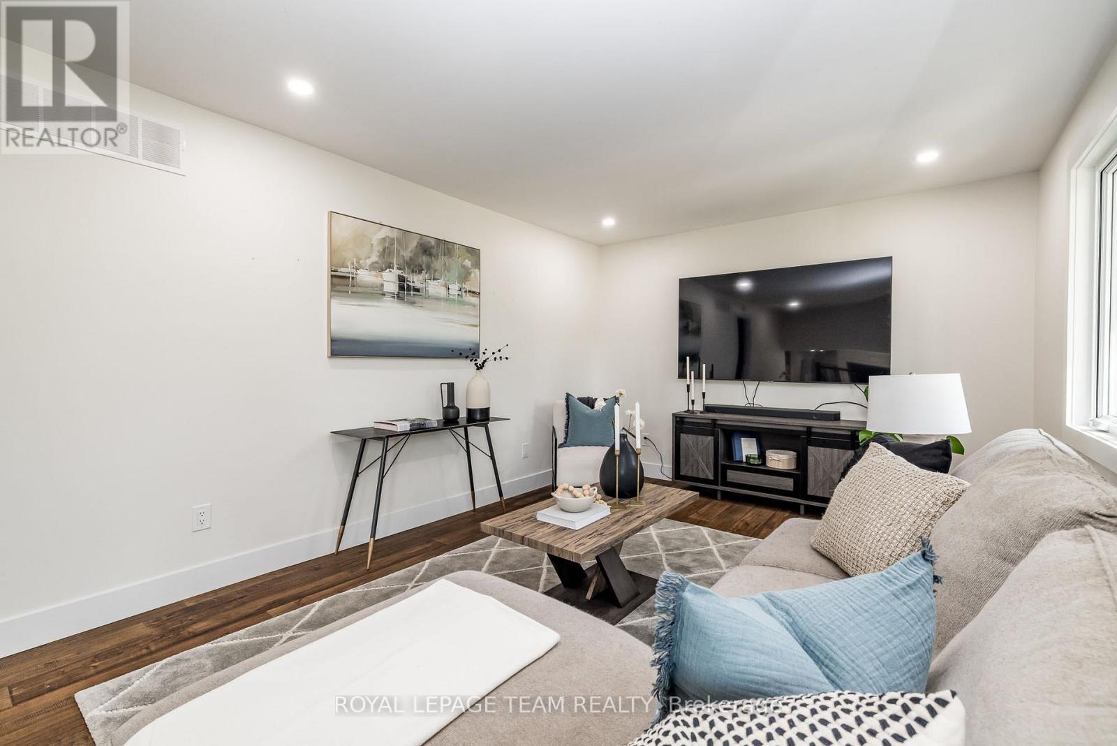 












206 RIVER VIEW LANE

,
North Grenville,




Ontario
K0G1J0

