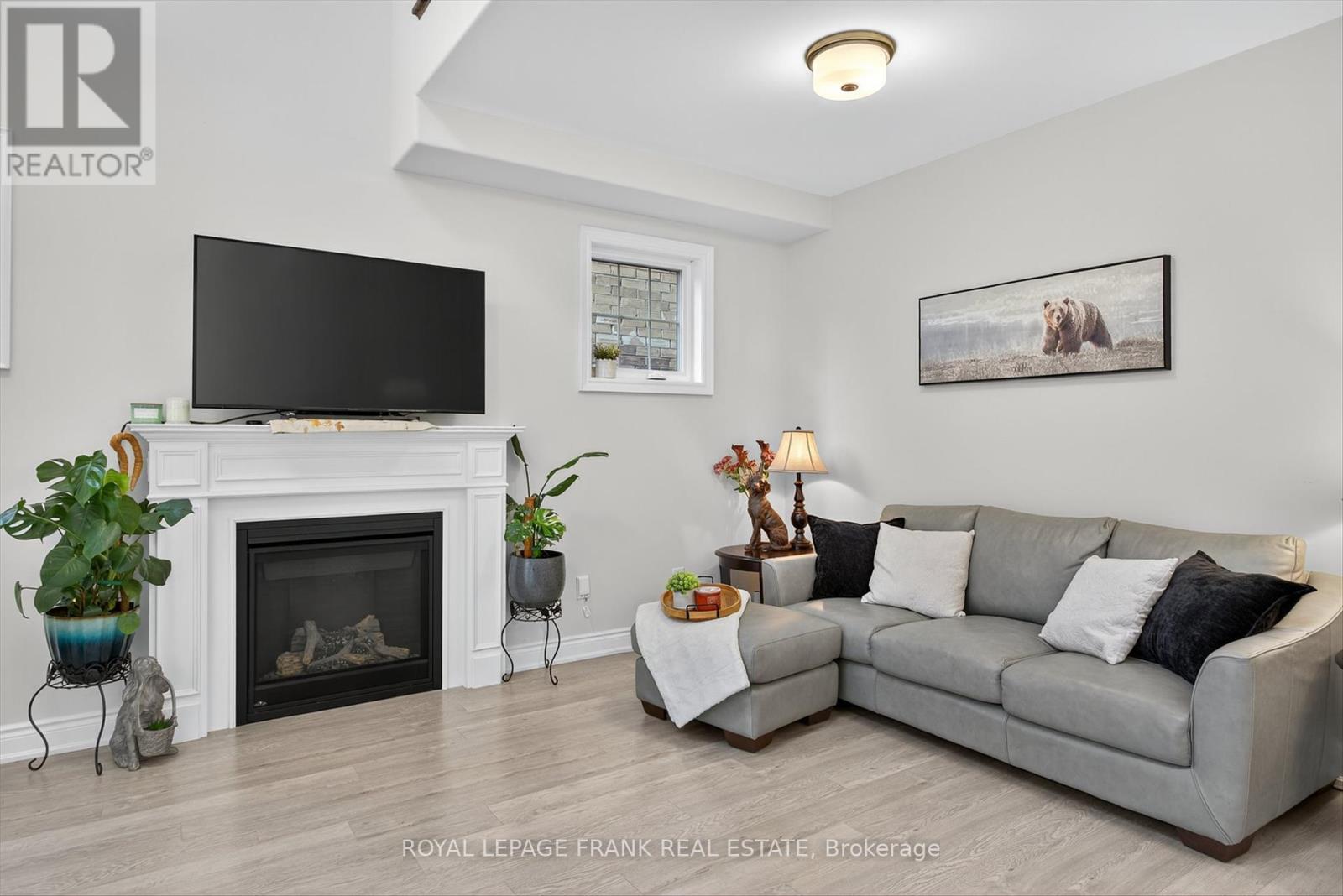 












292 NOFTALL GARDENS

,
Peterborough (Northcrest Ward 5),




Ontario
K9H0G4

