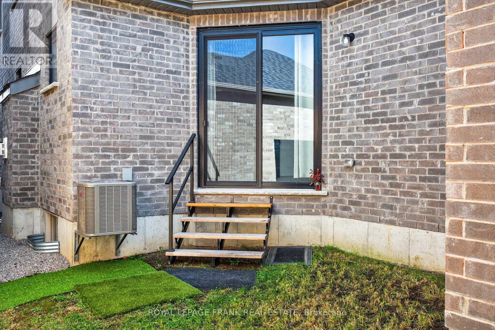












292 NOFTALL GARDENS

,
Peterborough (Northcrest Ward 5),




Ontario
K9H0G4

