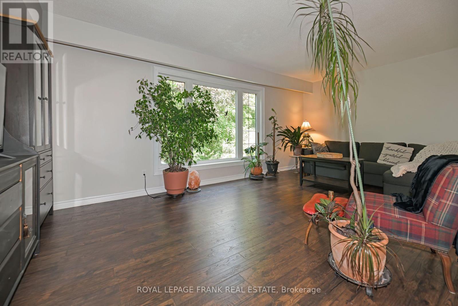 












1104 OLD PYE COURT

,
Oshawa (Centennial),




Ontario
L1G7N8

