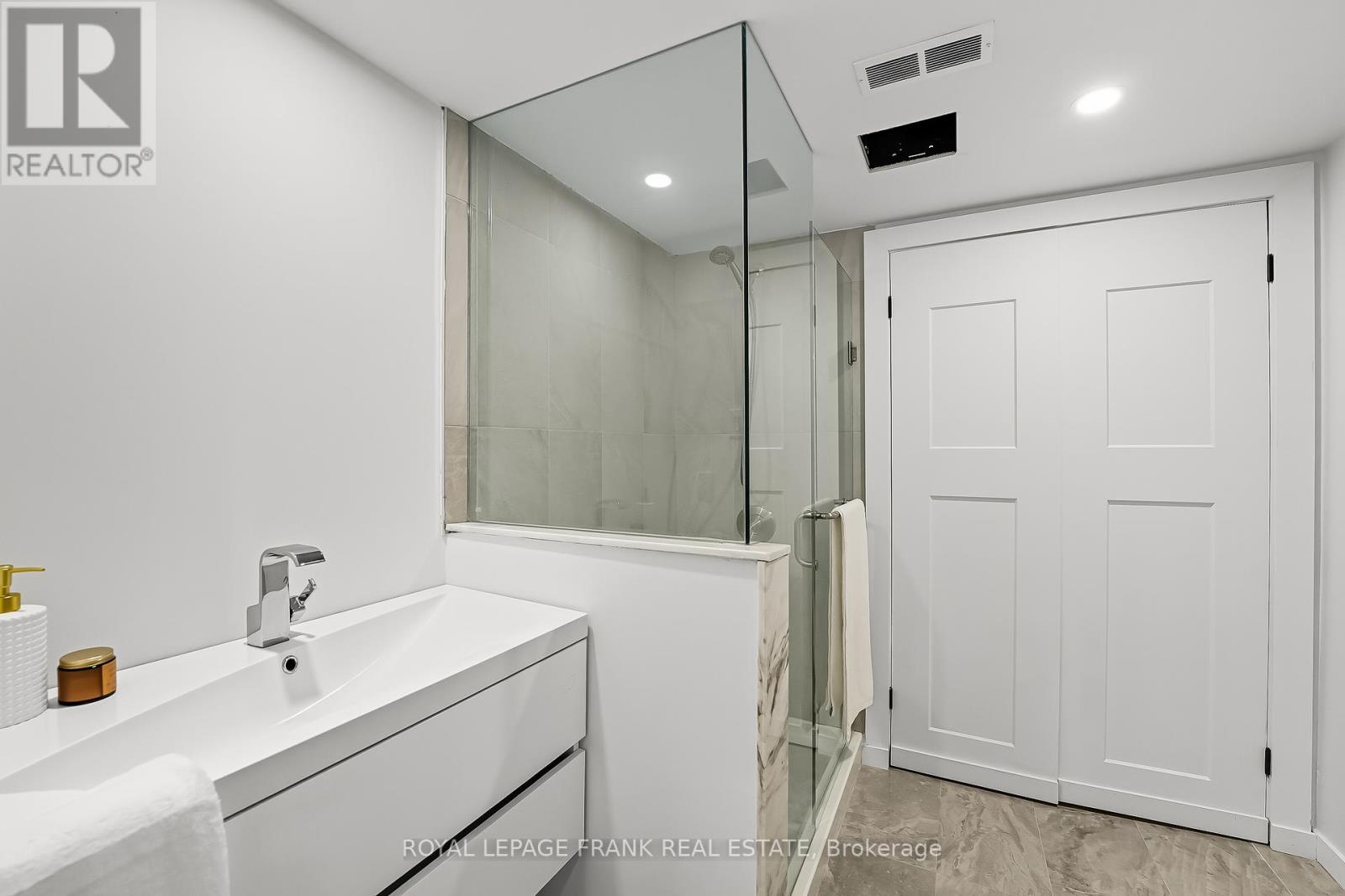 












393 LORNE STREET

,
Scugog (Port Perry),




Ontario
L9L1G1

