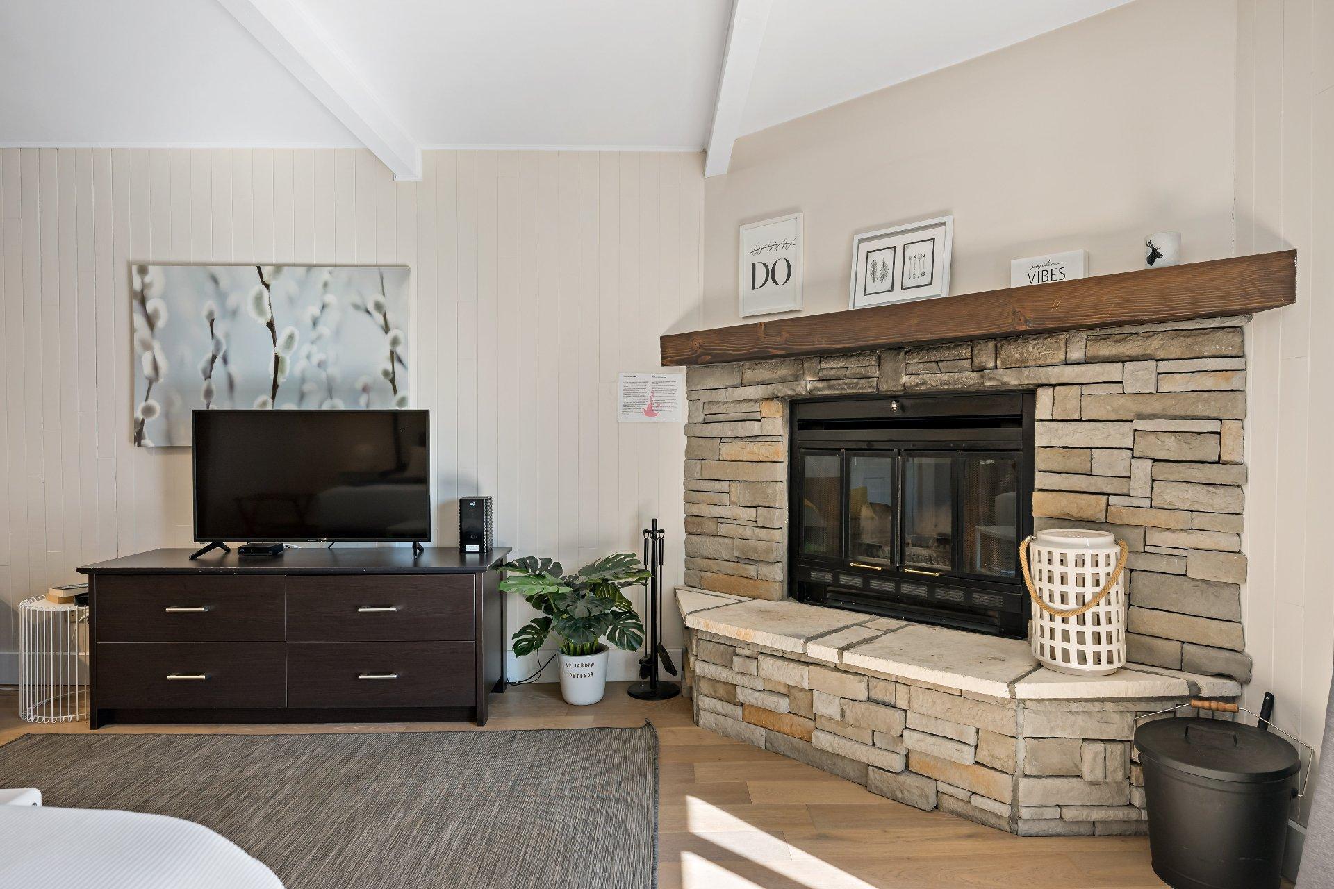 









231


Ch. de Lac-Tremblant-Nord

, 422,
Mont-Tremblant,




QC
J8E1B4

