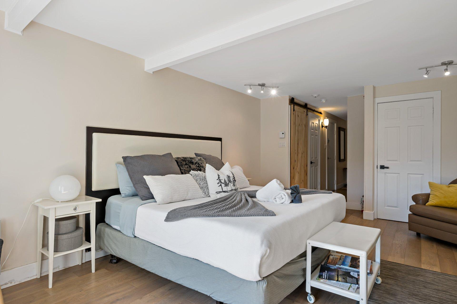 









231


Ch. de Lac-Tremblant-Nord

, 422,
Mont-Tremblant,




QC
J8E1B4

