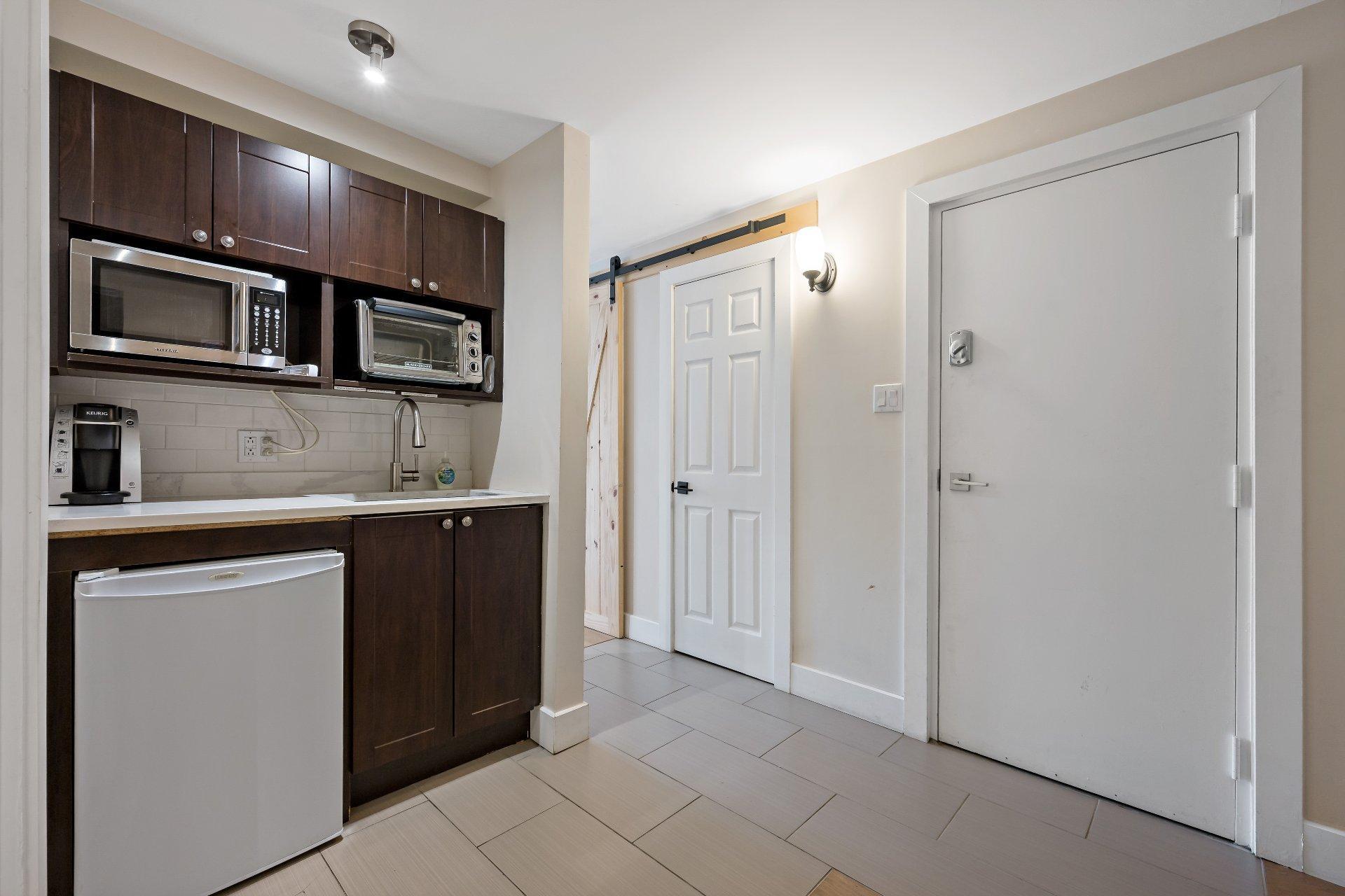 









231


Ch. de Lac-Tremblant-Nord

, 422,
Mont-Tremblant,




QC
J8E1B4

