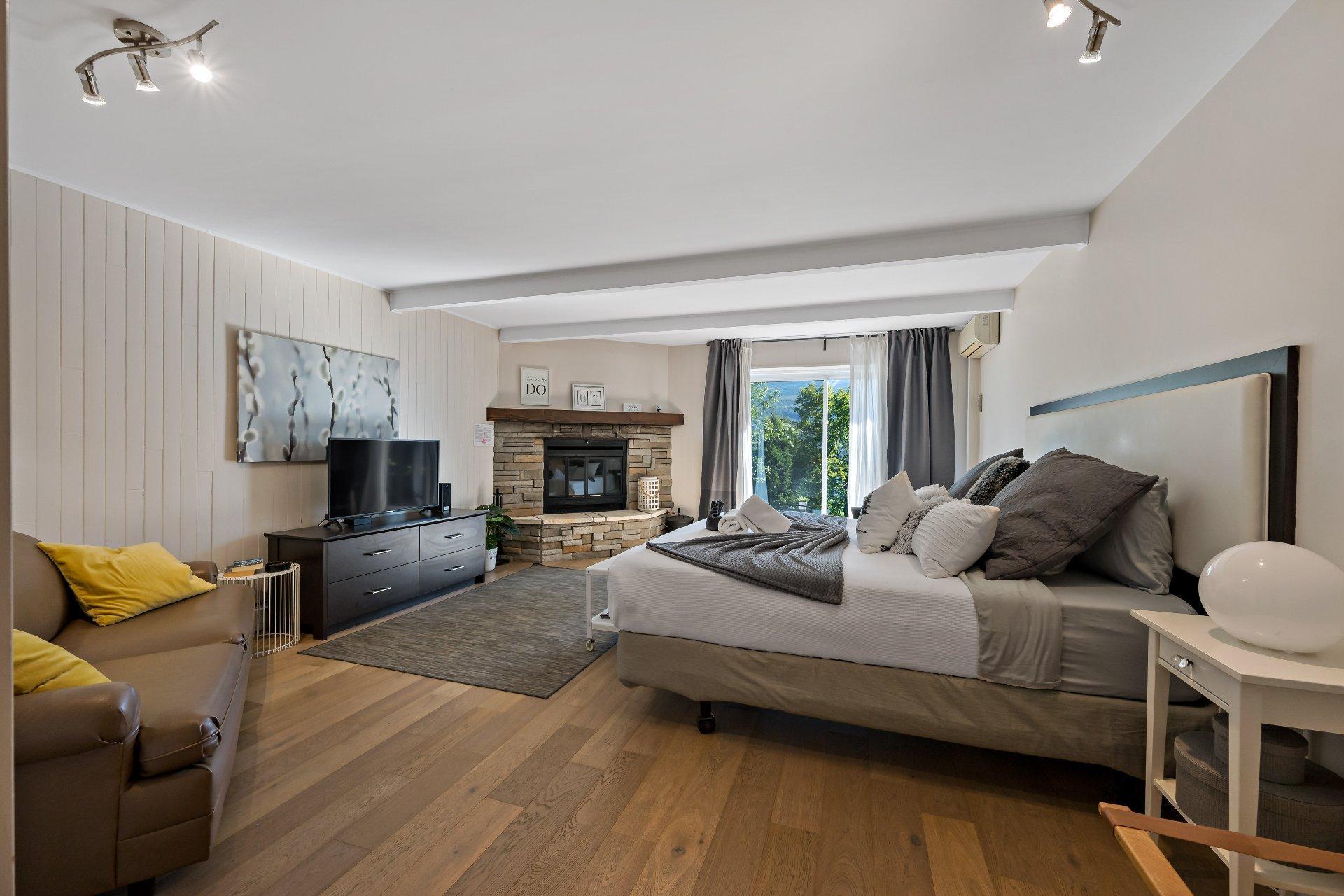 









231


Ch. de Lac-Tremblant-Nord

, 422,
Mont-Tremblant,




QC
J8E1B4

