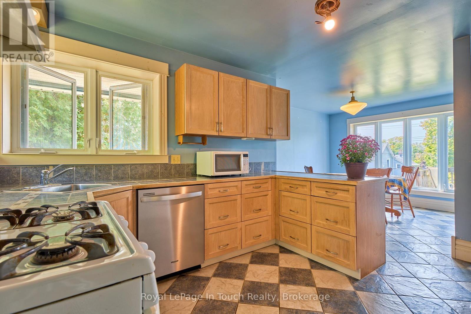 












319 CHURCH STREET

,
Penetanguishene,




Ontario
L9M1G5

