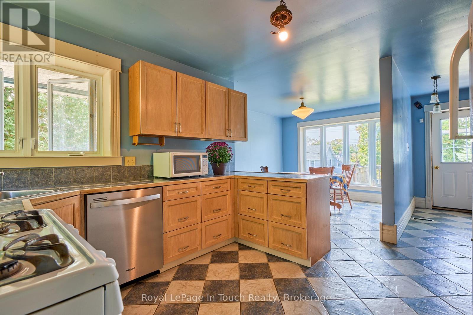 












319 CHURCH STREET

,
Penetanguishene,




Ontario
L9M1G5

