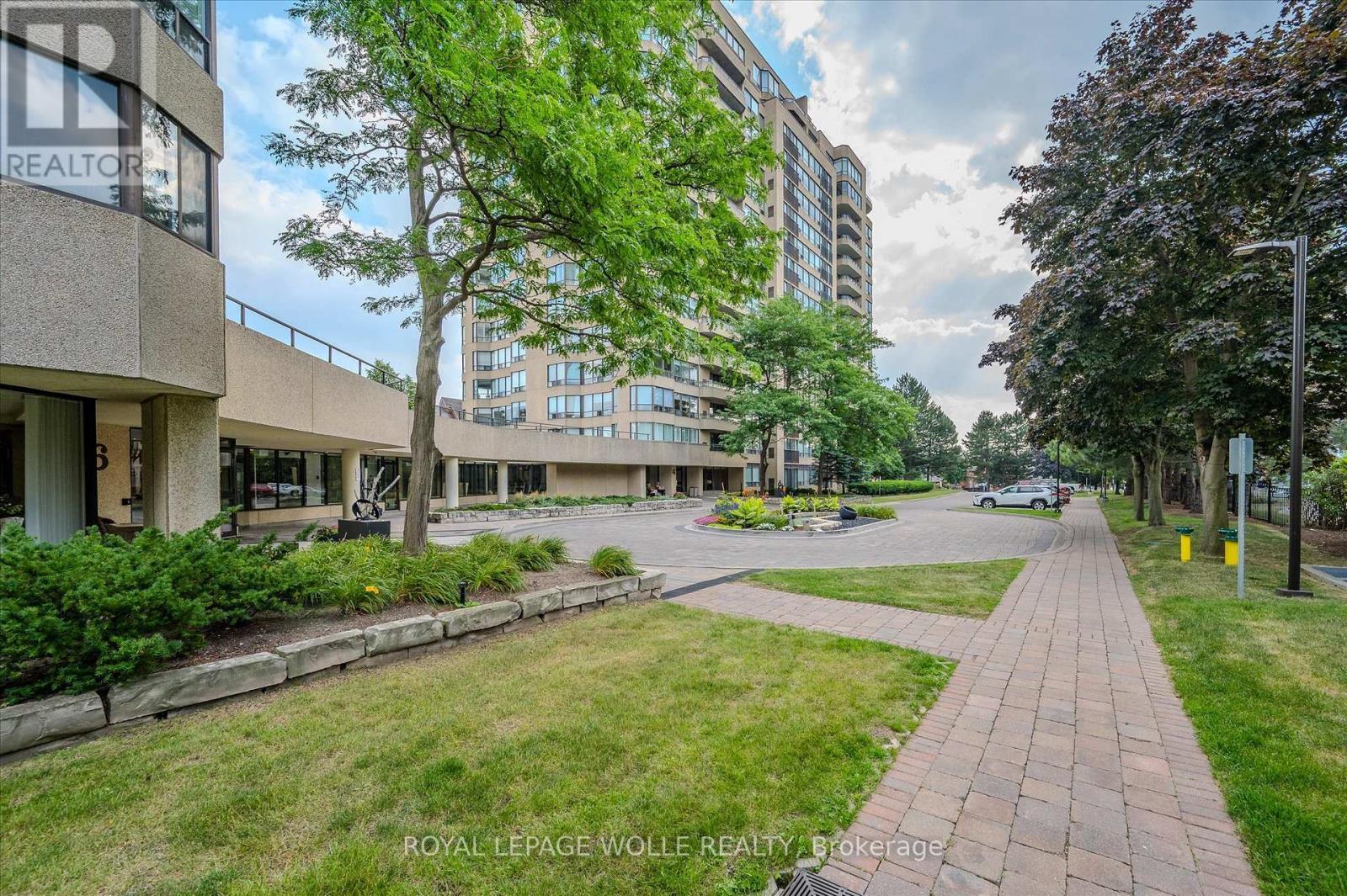 












903 - 4 WILLOW STREET

,
Waterloo,




Ontario
N2J4S2

