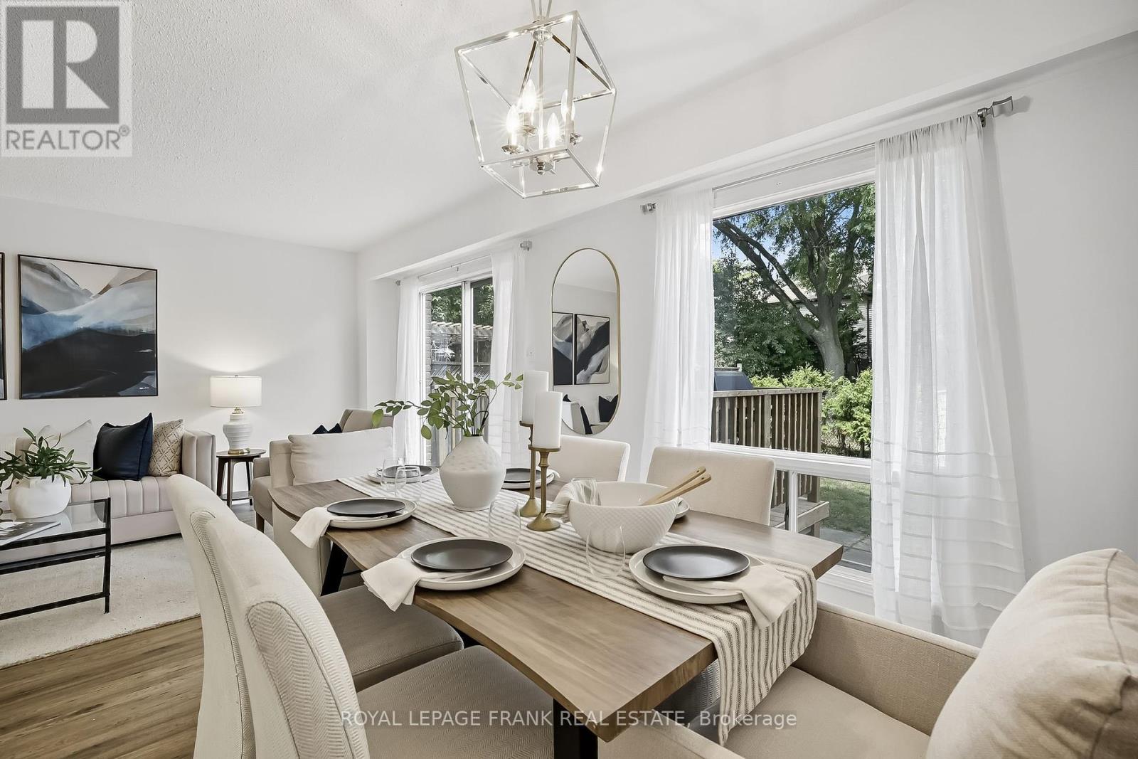 












72 REGINALD CRESCENT

,
Markham (Markham Village),




Ontario
L3P3T9

