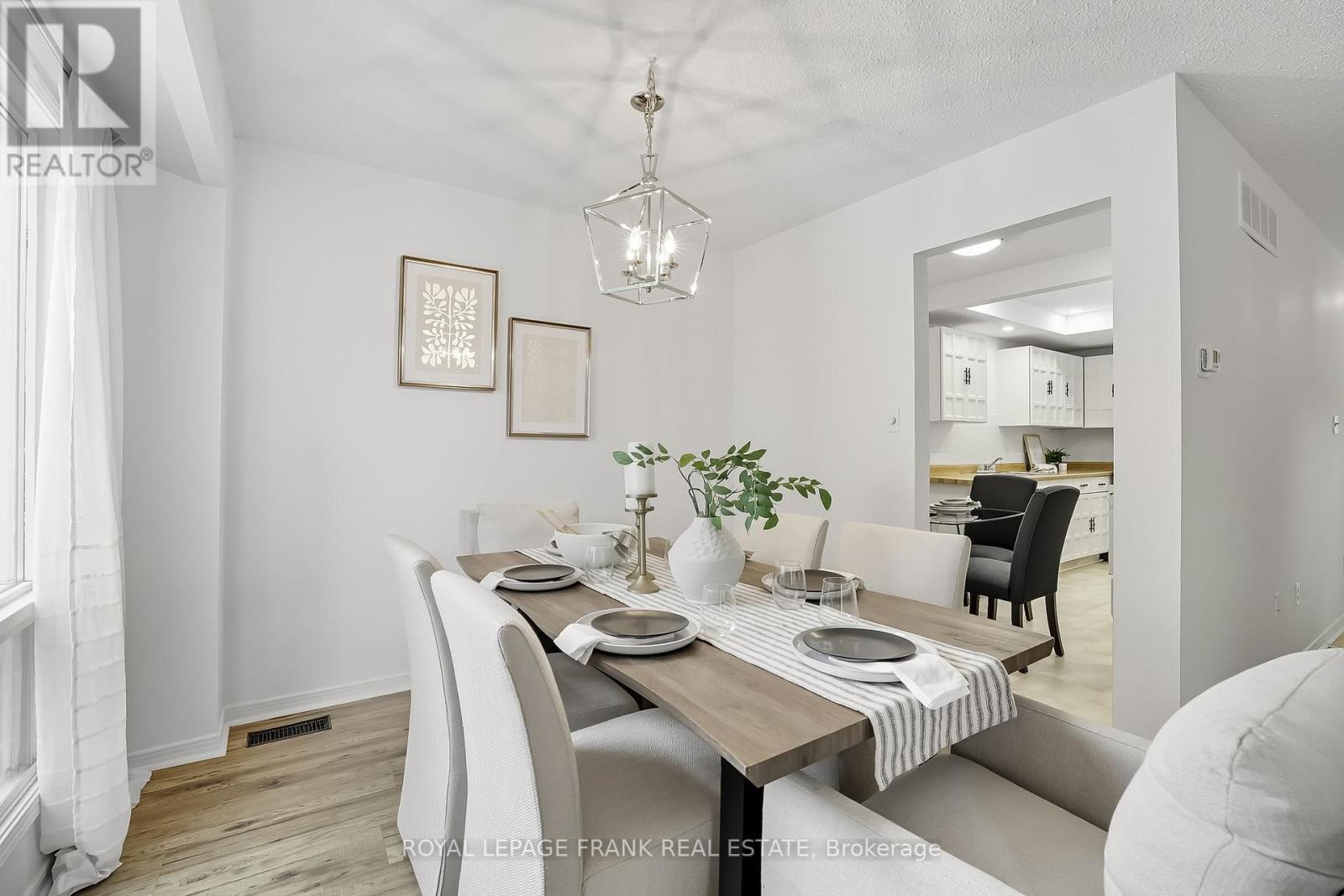 












72 REGINALD CRESCENT

,
Markham (Markham Village),




Ontario
L3P3T9

