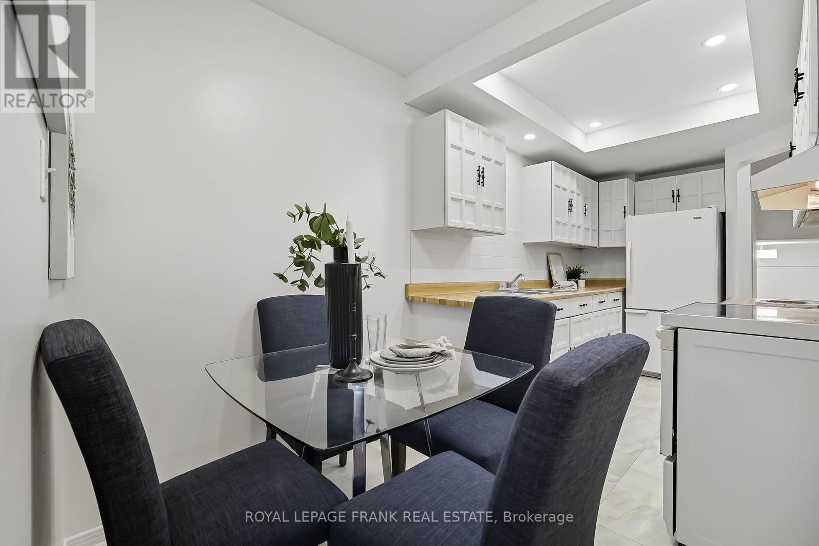 












72 REGINALD CRESCENT

,
Markham (Markham Village),




Ontario
L3P3T9

