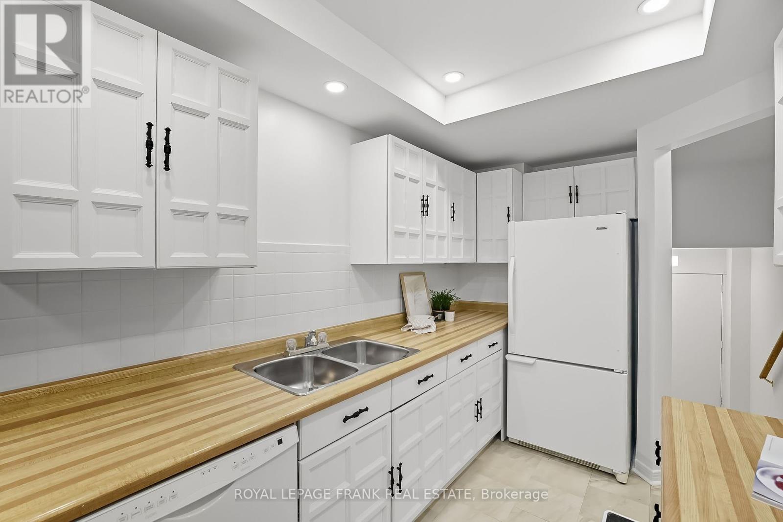 












72 REGINALD CRESCENT

,
Markham (Markham Village),




Ontario
L3P3T9


