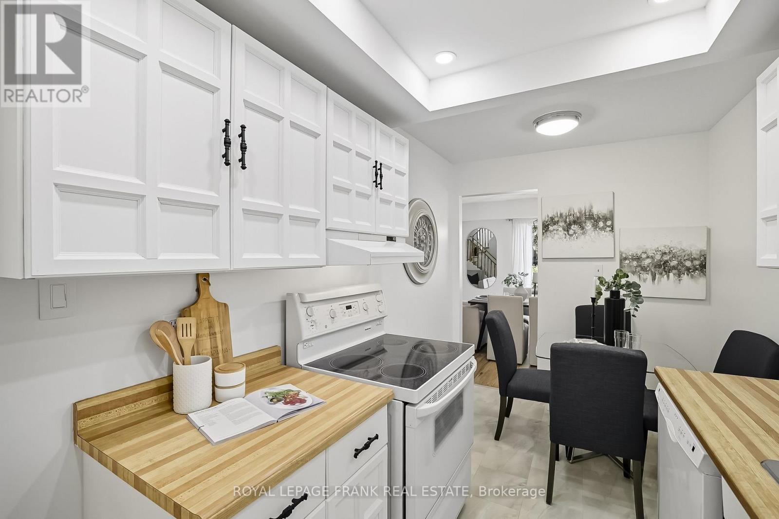 












72 REGINALD CRESCENT

,
Markham (Markham Village),




Ontario
L3P3T9

