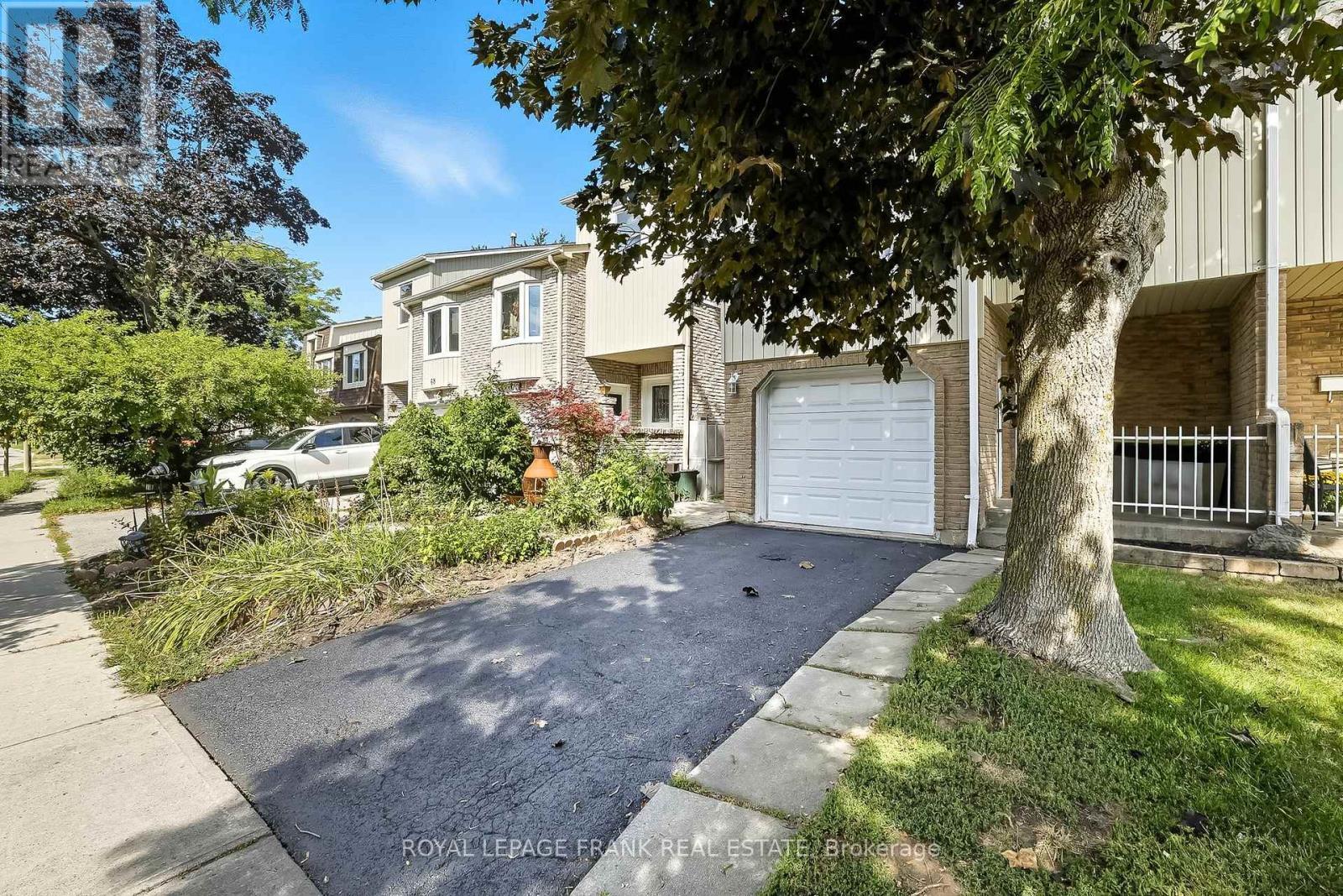 












72 REGINALD CRESCENT

,
Markham (Markham Village),




Ontario
L3P3T9

