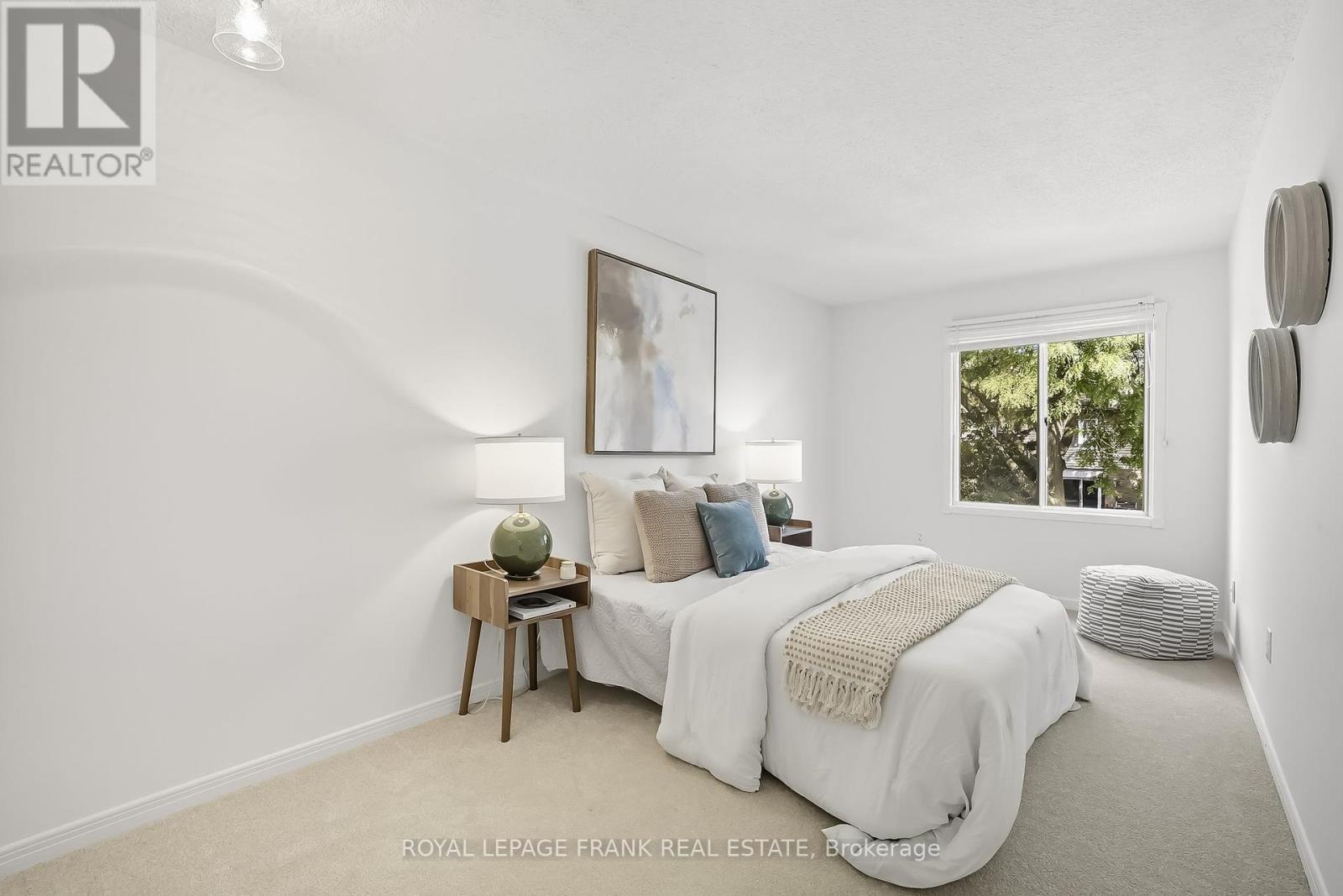 












72 REGINALD CRESCENT

,
Markham (Markham Village),




Ontario
L3P3T9

