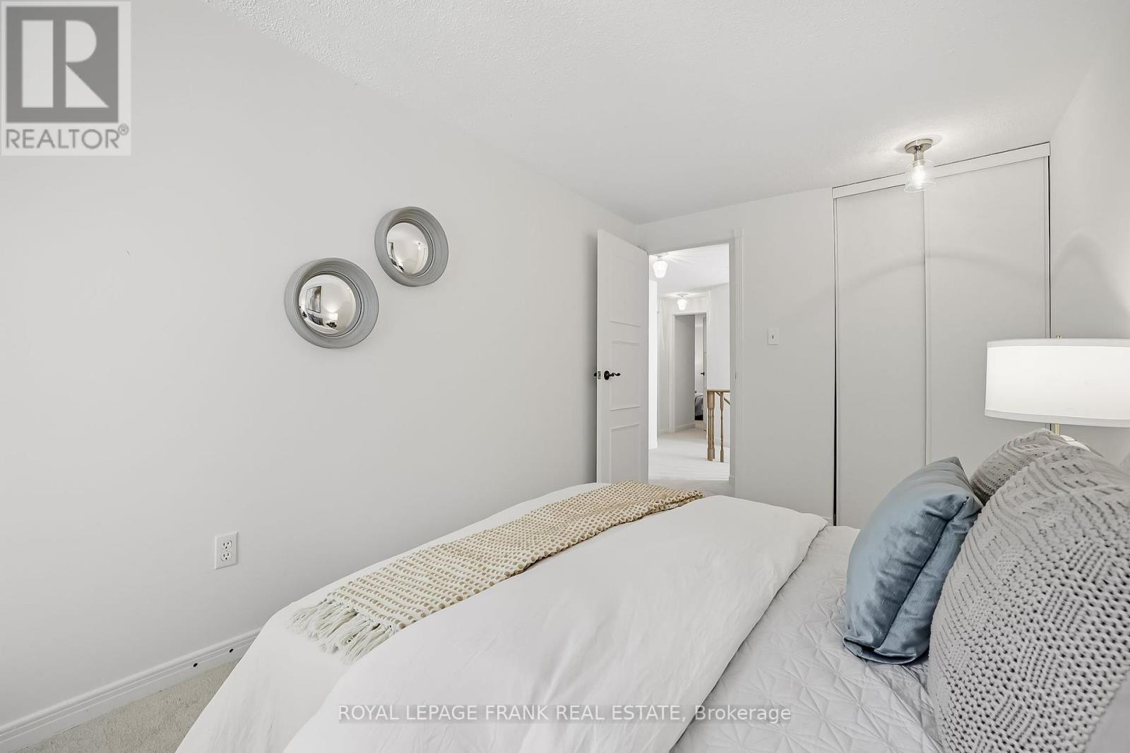 












72 REGINALD CRESCENT

,
Markham (Markham Village),




Ontario
L3P3T9

