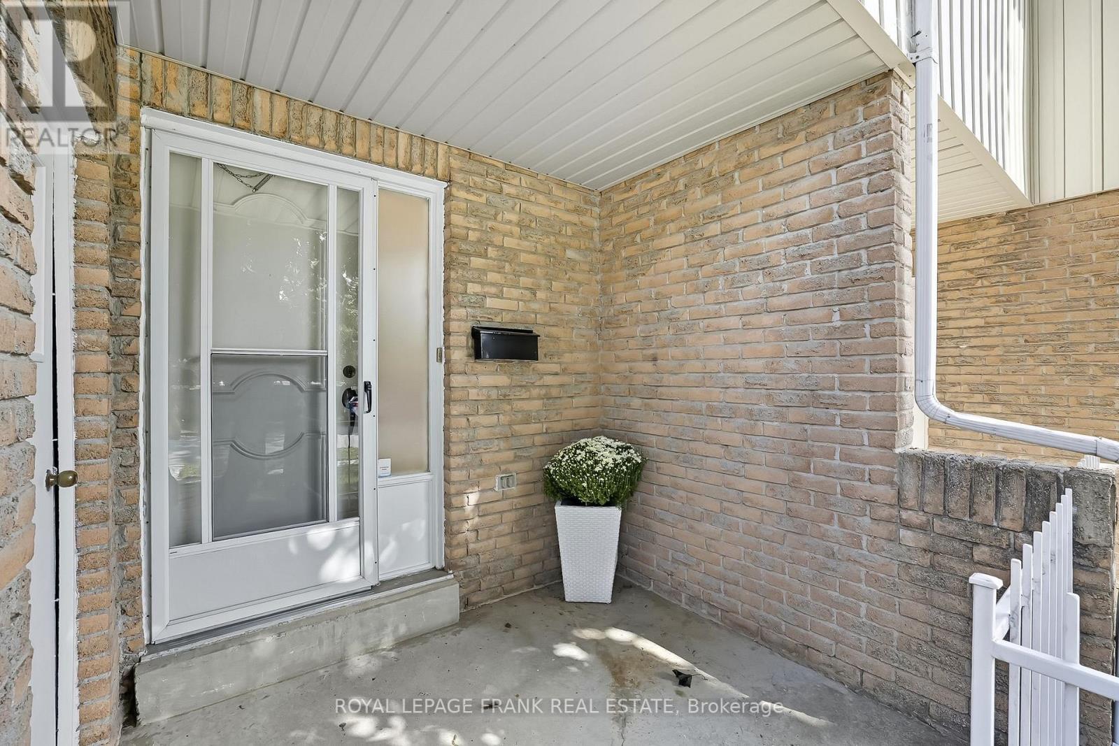 












72 REGINALD CRESCENT

,
Markham (Markham Village),




Ontario
L3P3T9

