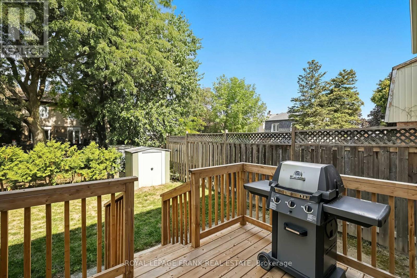 












72 REGINALD CRESCENT

,
Markham (Markham Village),




Ontario
L3P3T9

