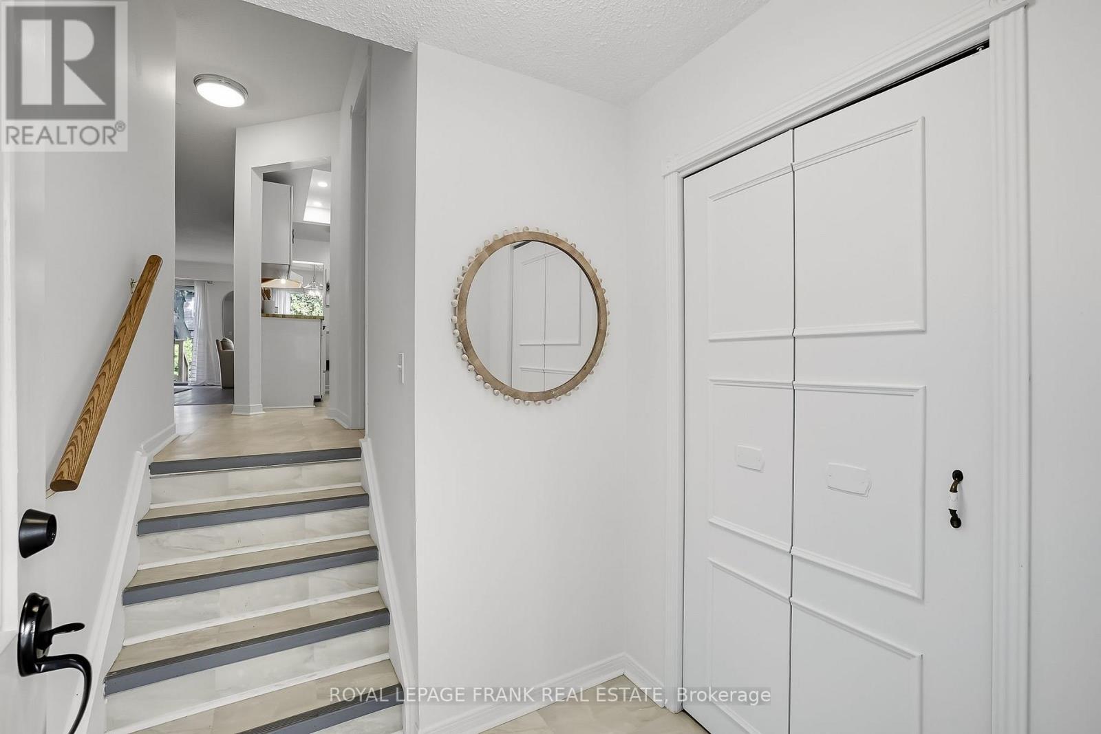 












72 REGINALD CRESCENT

,
Markham (Markham Village),




Ontario
L3P3T9

