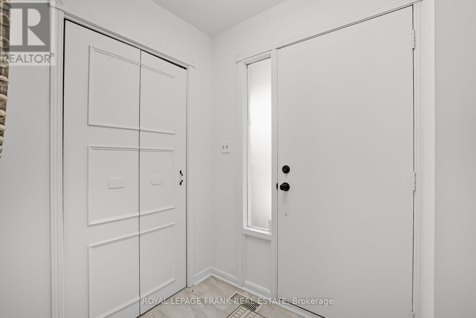 












72 REGINALD CRESCENT

,
Markham (Markham Village),




Ontario
L3P3T9

