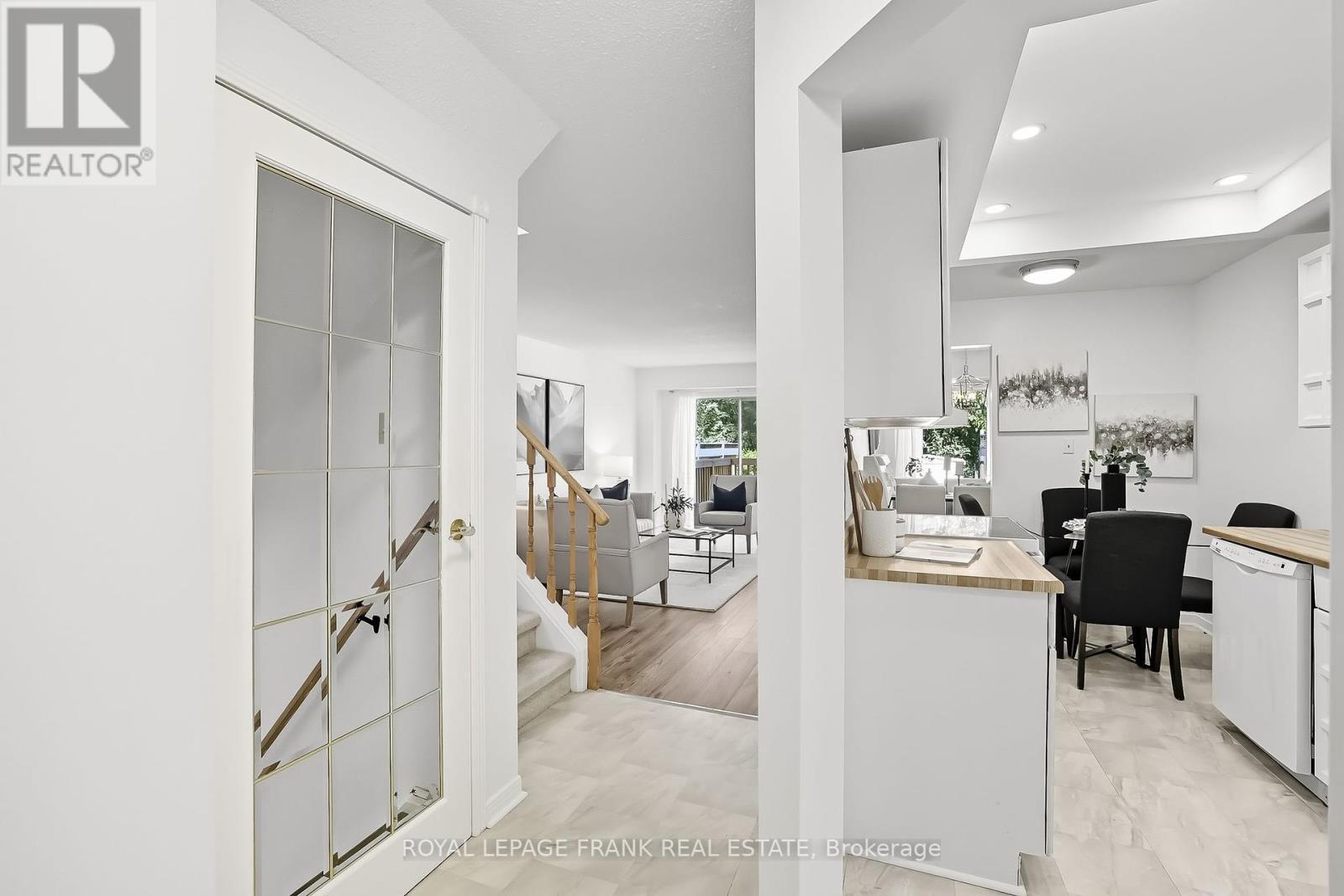 












72 REGINALD CRESCENT

,
Markham (Markham Village),




Ontario
L3P3T9

