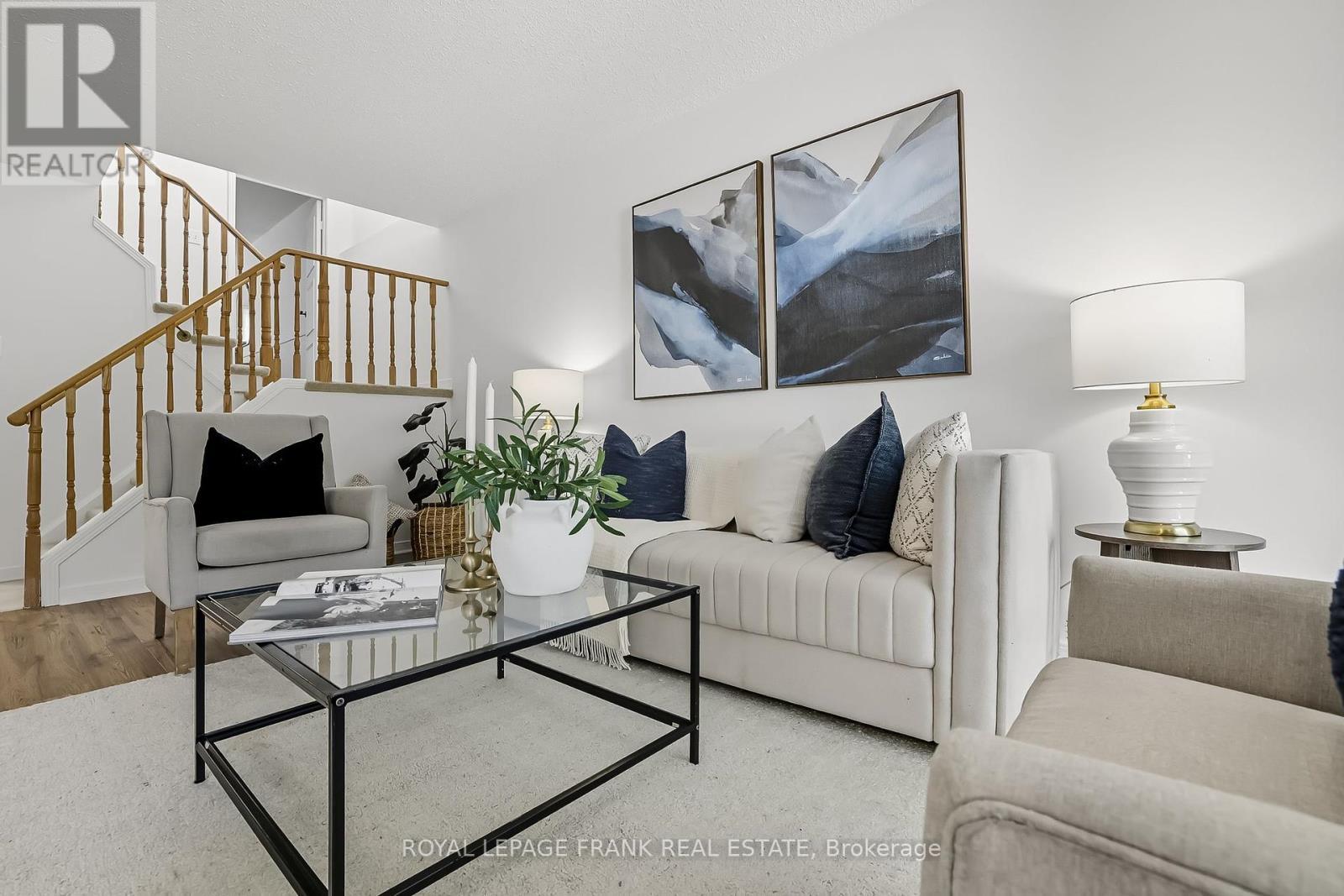 












72 REGINALD CRESCENT

,
Markham (Markham Village),




Ontario
L3P3T9

