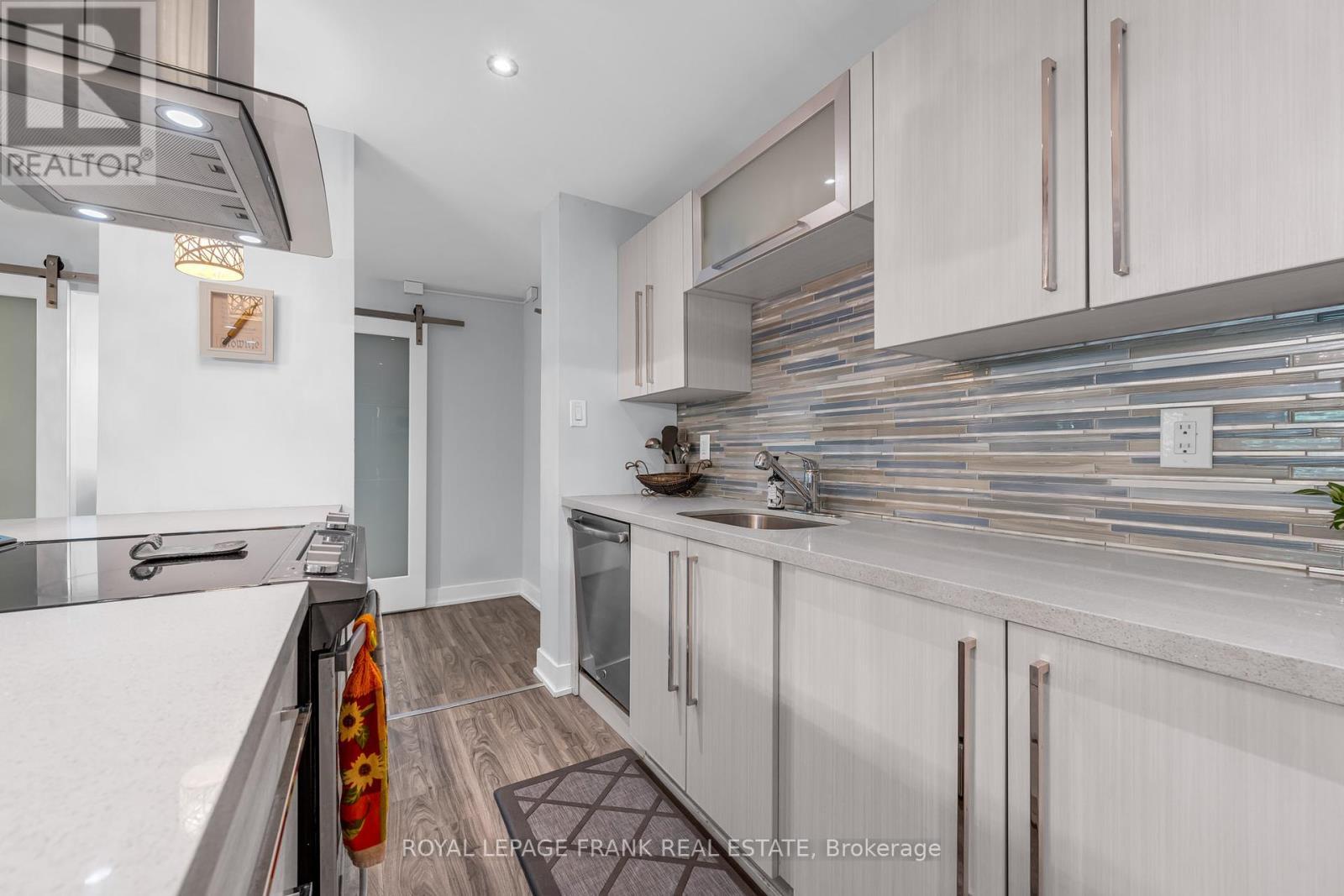 












105 - 20 SPEERS ROAD

,
Oakville (CO Central),




Ontario
L6K3R5

