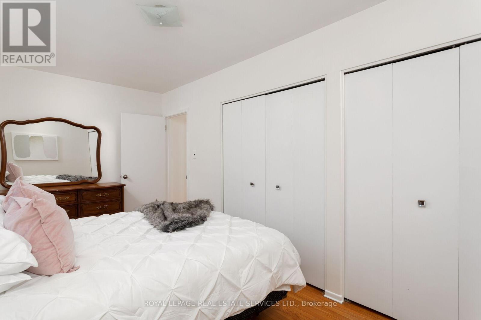 












1106 FALGARWOOD DRIVE

,
Oakville,




Ontario
L6H1N9

