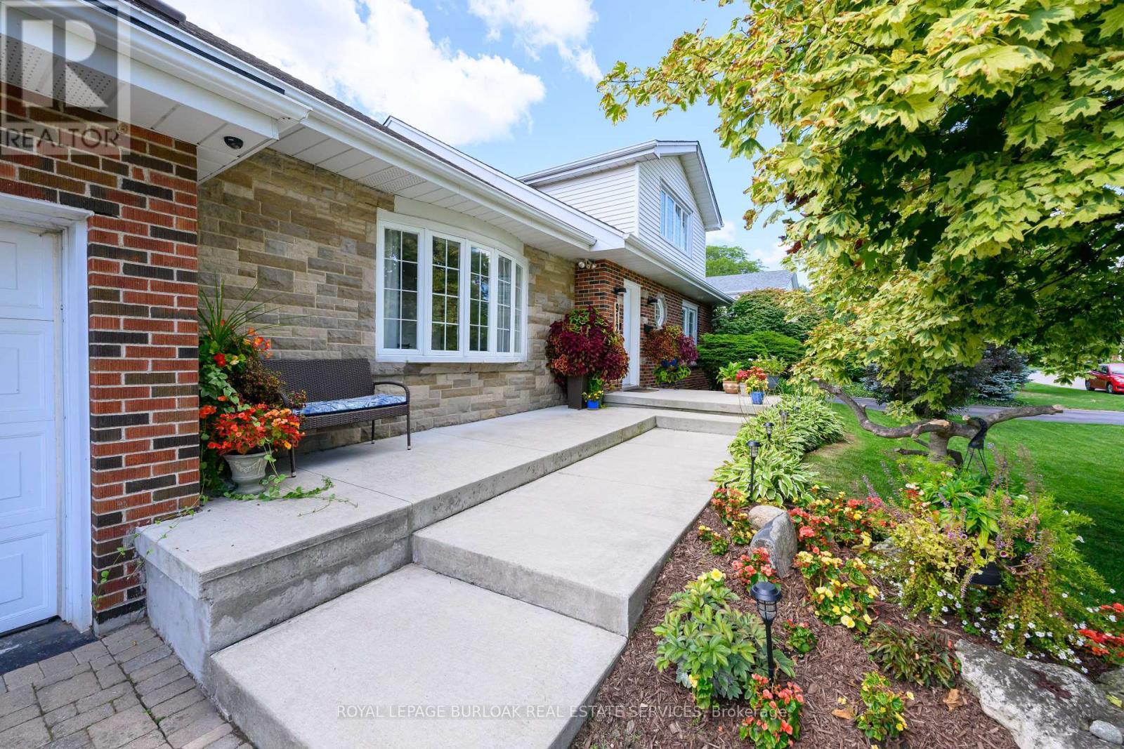 












912 BOOTHMAN AVENUE

,
Burlington,




Ontario
L7T1P4

