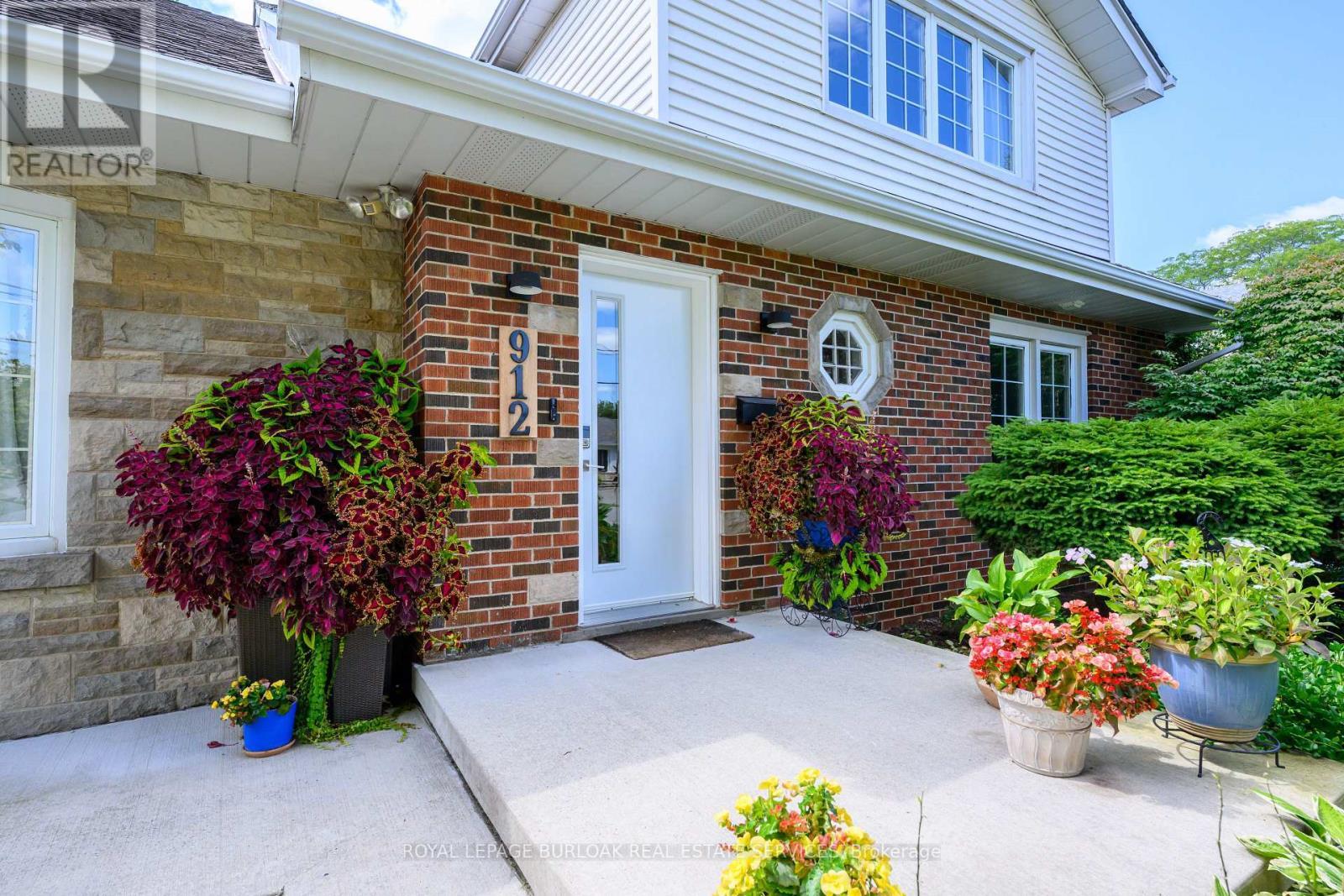 












912 BOOTHMAN AVENUE

,
Burlington,




Ontario
L7T1P4

