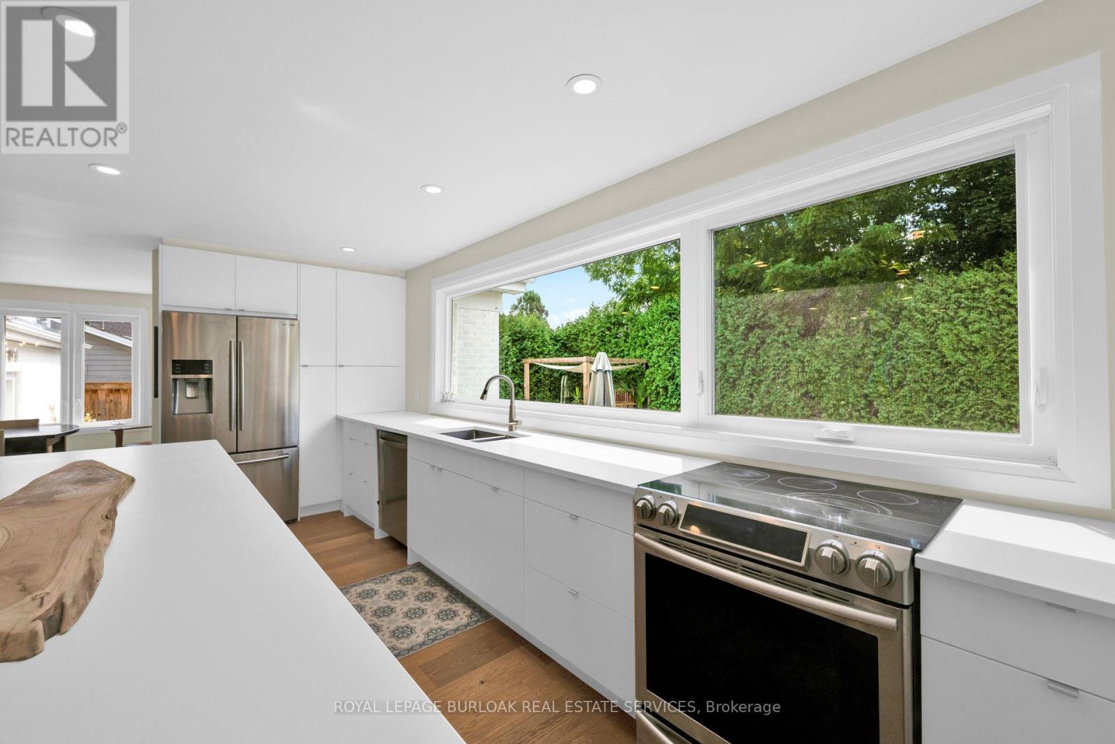 












912 BOOTHMAN AVENUE

,
Burlington,




Ontario
L7T1P4

