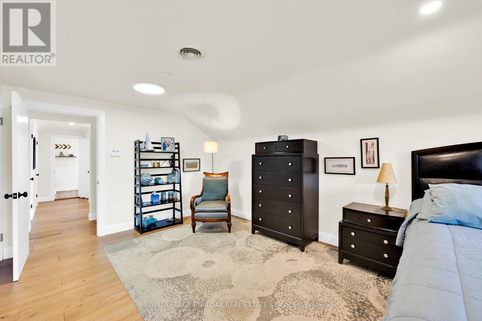 












912 BOOTHMAN AVENUE

,
Burlington,




Ontario
L7T1P4

