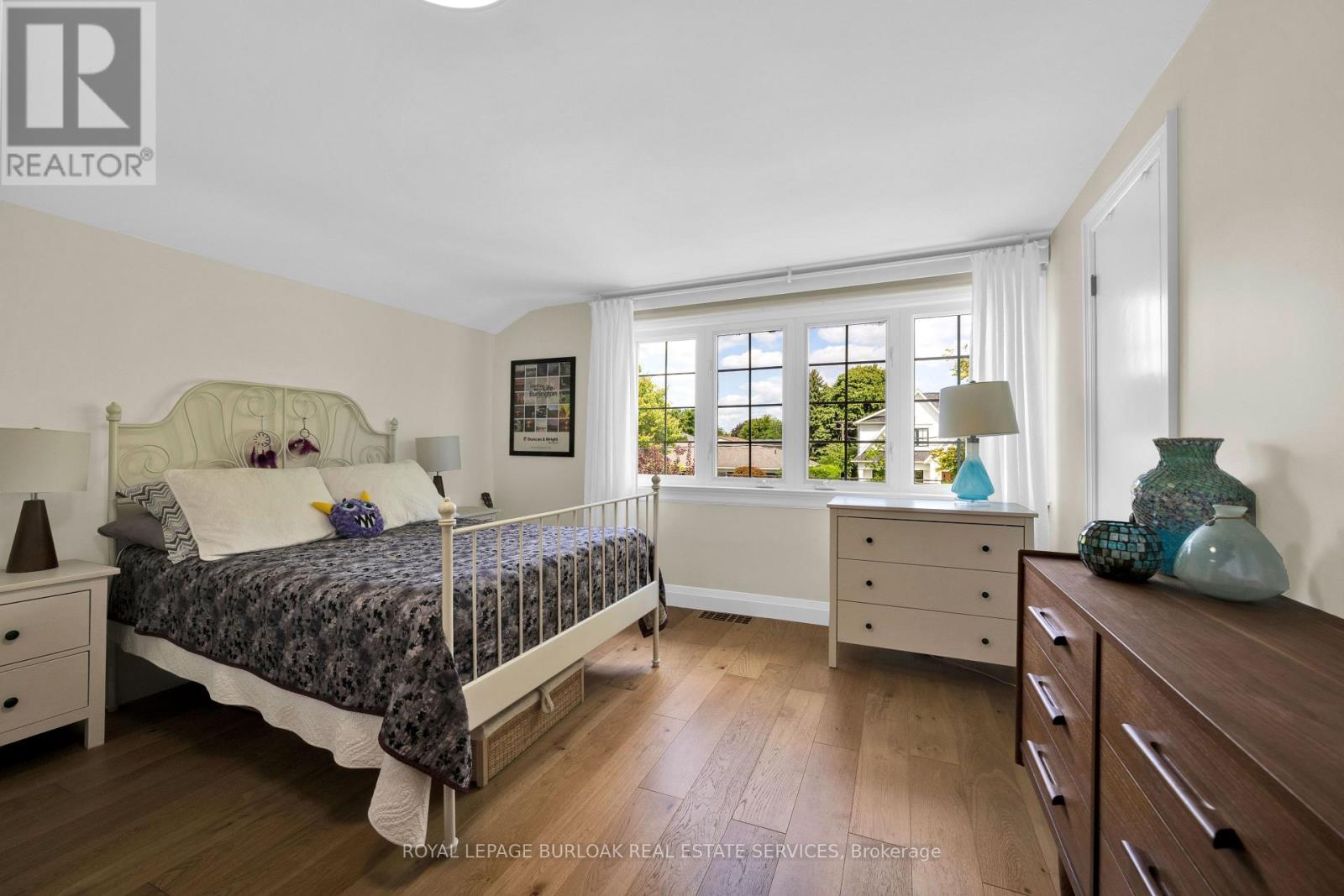 












912 BOOTHMAN AVENUE

,
Burlington,




Ontario
L7T1P4

