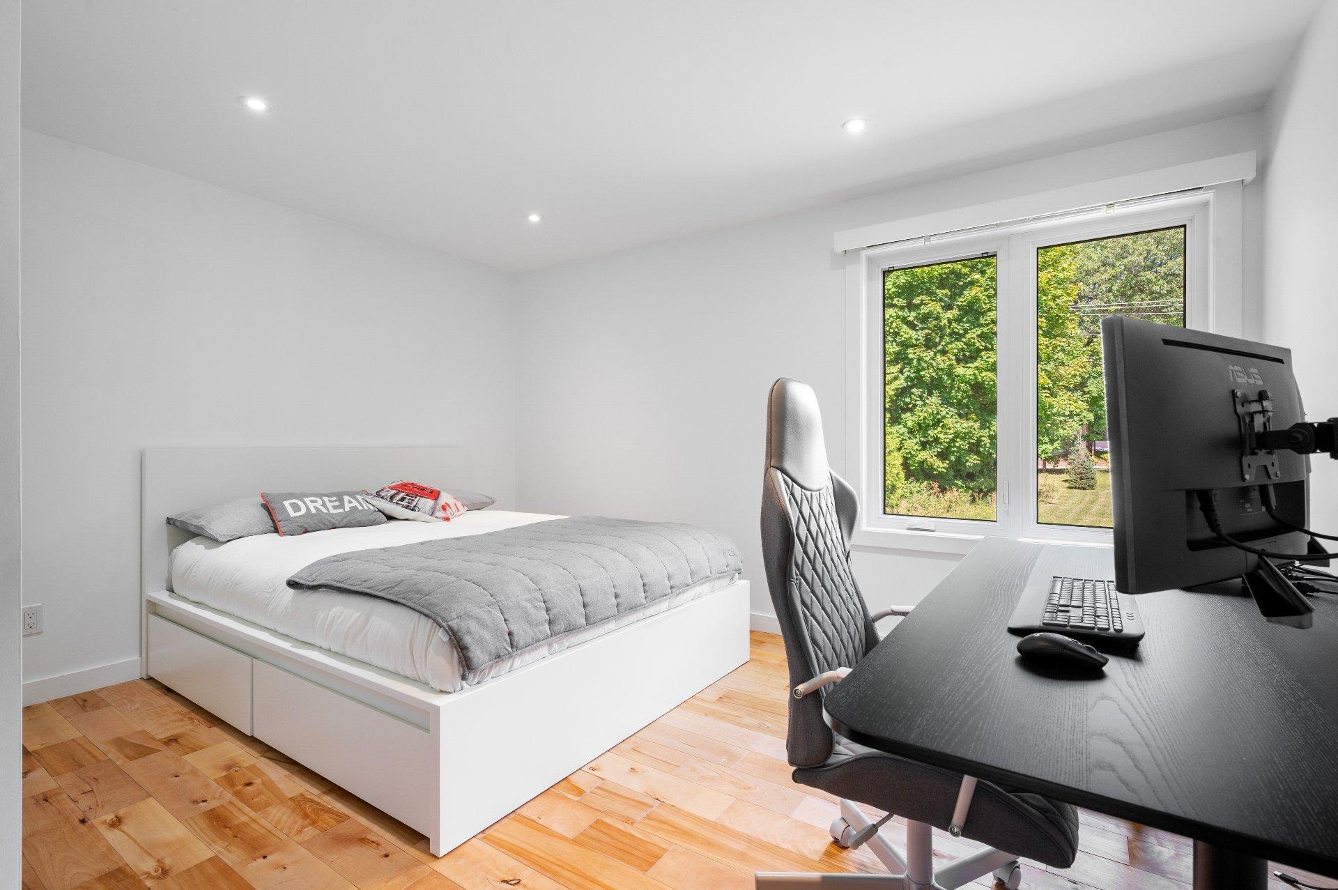 









442


Mtée des Trente

,
Mont-Saint-Hilaire,




QC
J3H2R8

