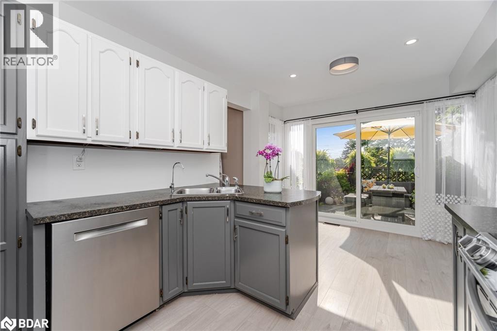 












6 HOLLIS Crescent

,
York,




Ontario
L9N1E7

