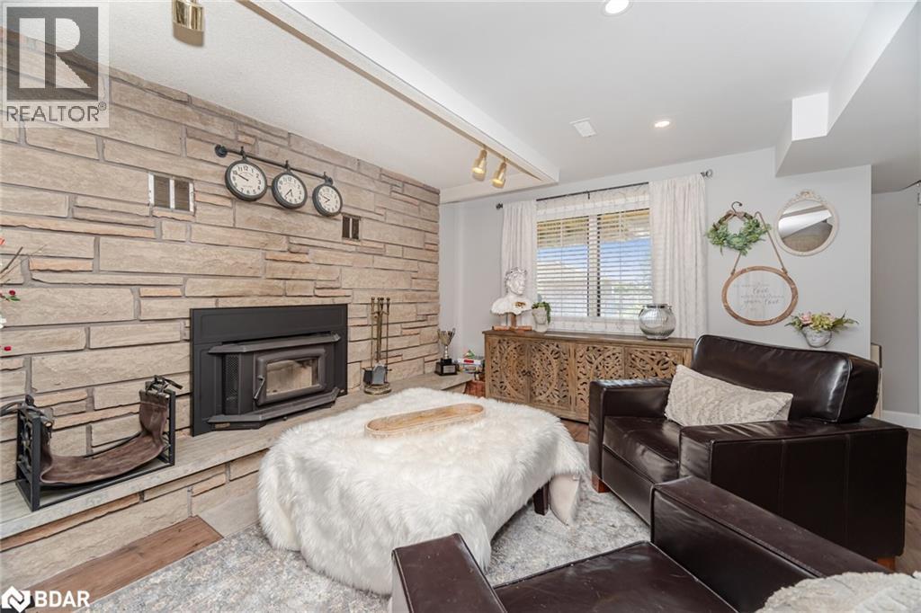 












6 HOLLIS Crescent

,
York,




Ontario
L9N1E7

